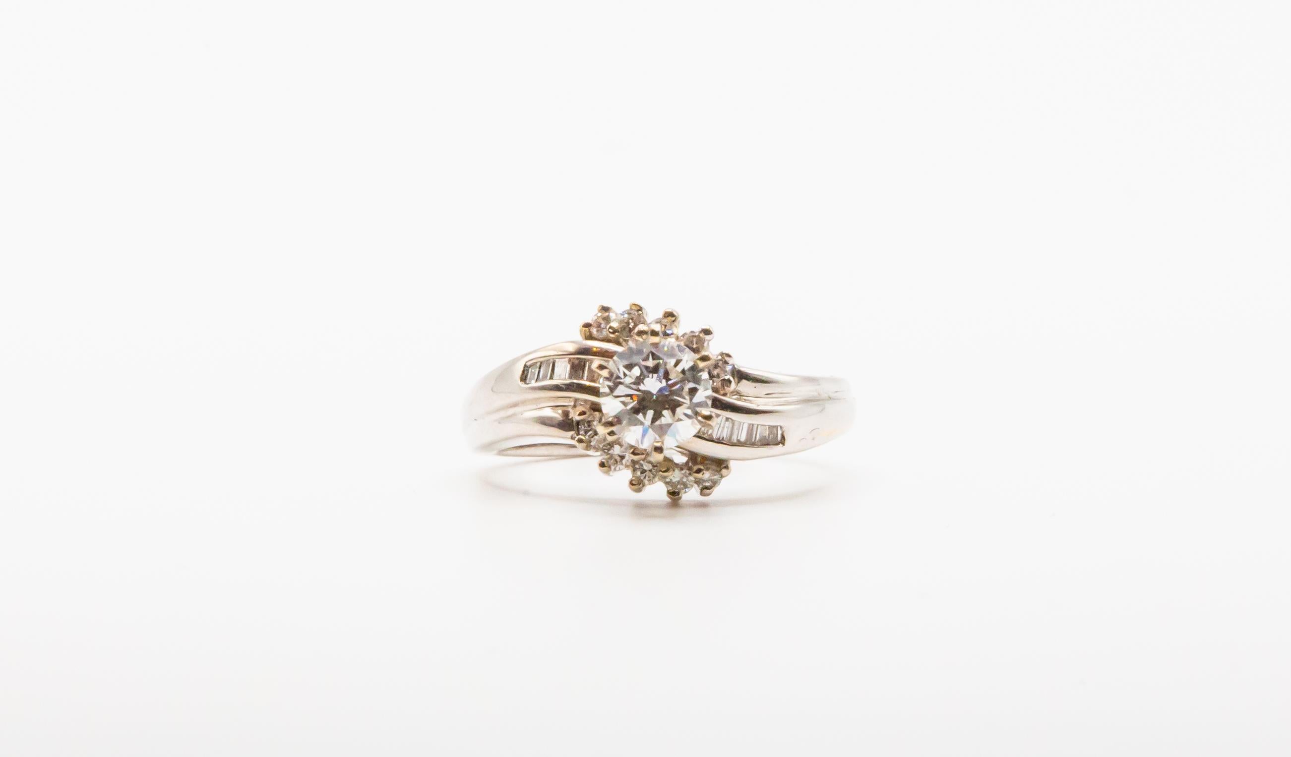 Taille brillant Taille 6.75 Or blanc 14K Stunning Unique Antique Ring with Real Diamonds (bague ancienne unique avec de vrais diamants) en vente