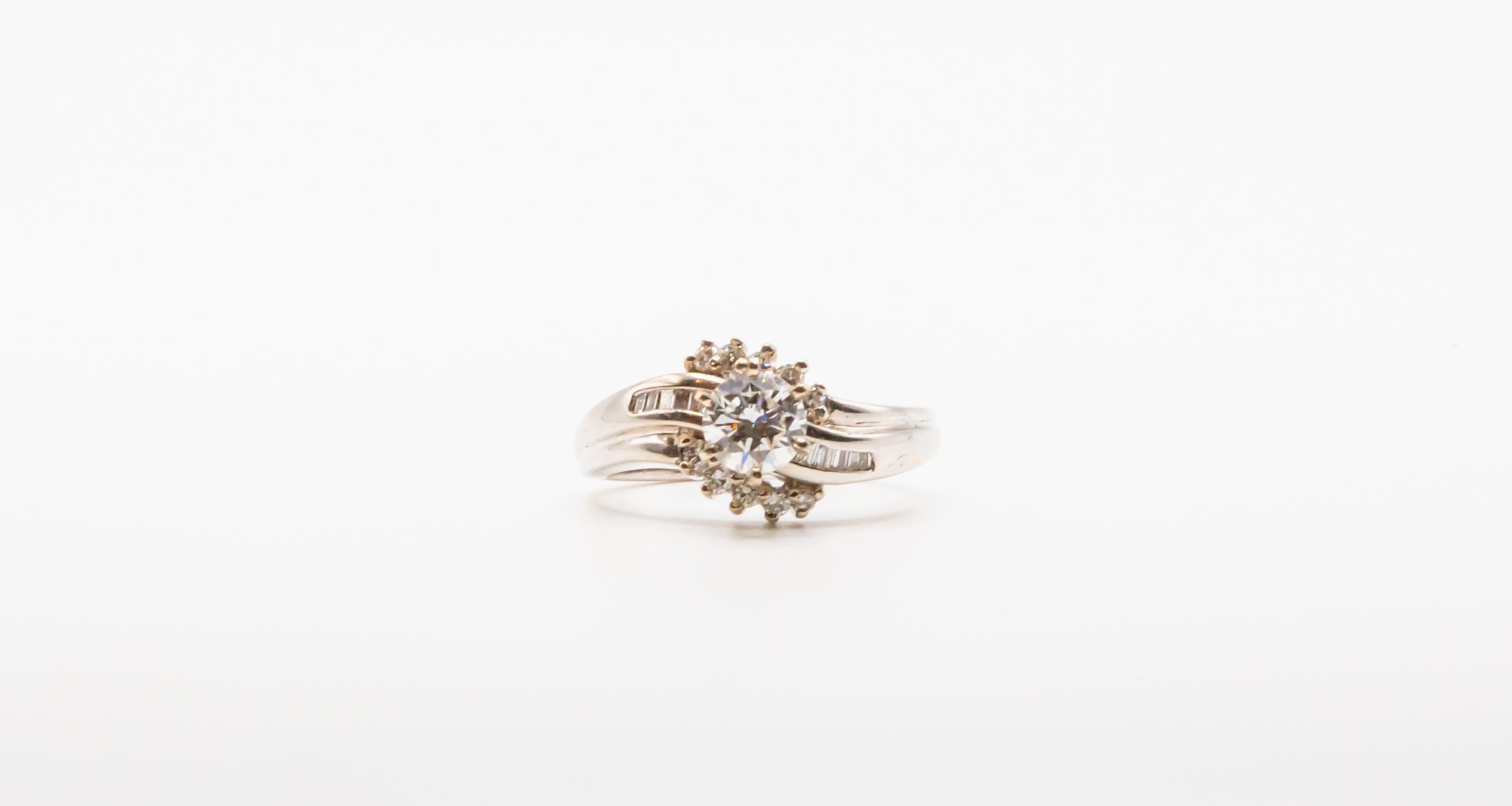 Taille 6.75 Or blanc 14K Stunning Unique Antique Ring with Real Diamonds (bague ancienne unique avec de vrais diamants) Excellent état - En vente à Jacksonville, FL