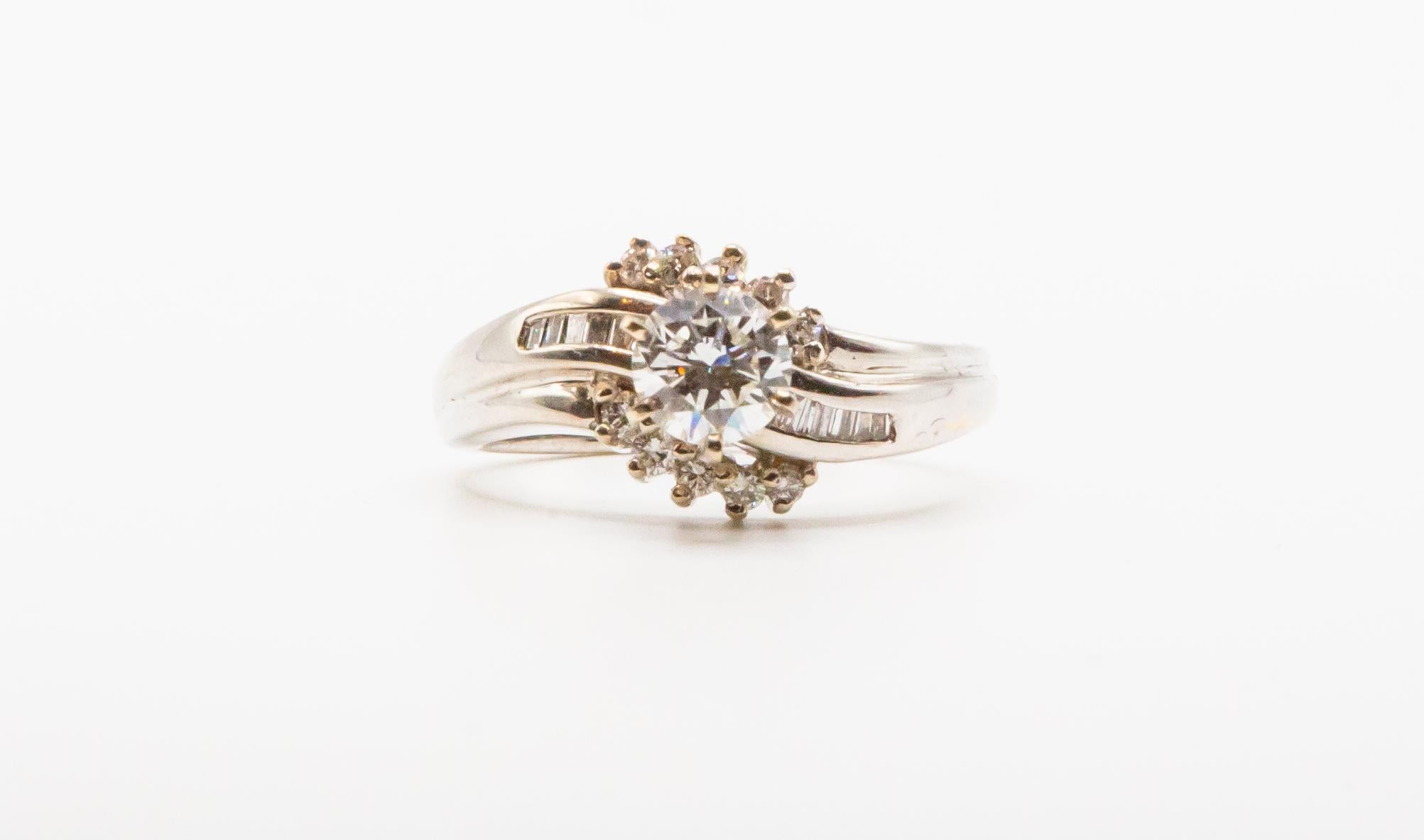 Taille 6.75 Or blanc 14K Stunning Unique Antique Ring with Real Diamonds (bague ancienne unique avec de vrais diamants) Unisexe en vente