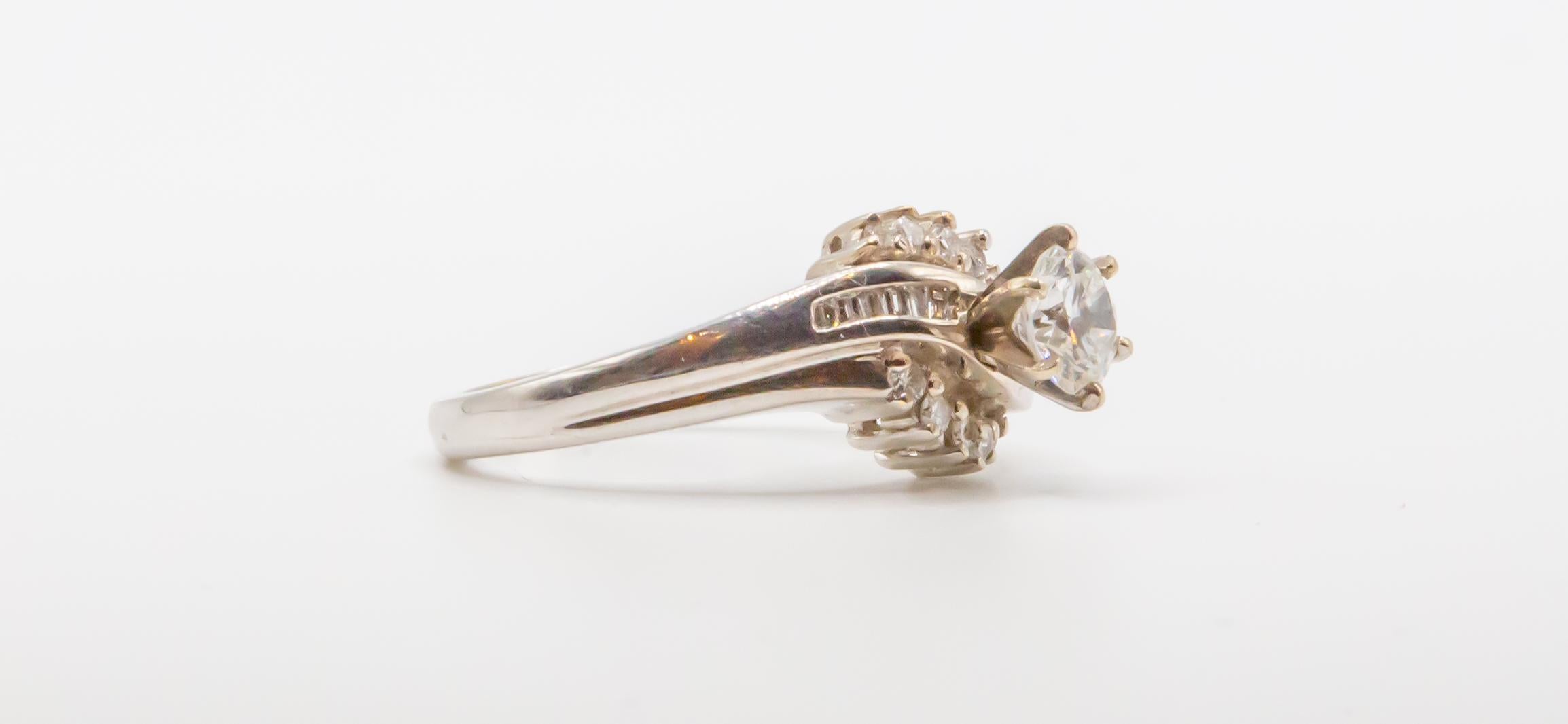 Taille 6.75 Or blanc 14K Stunning Unique Antique Ring with Real Diamonds (bague ancienne unique avec de vrais diamants) en vente 1