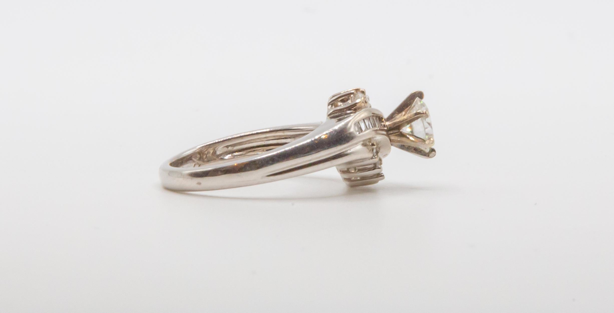 Taille 6.75 Or blanc 14K Stunning Unique Antique Ring with Real Diamonds (bague ancienne unique avec de vrais diamants) en vente 3