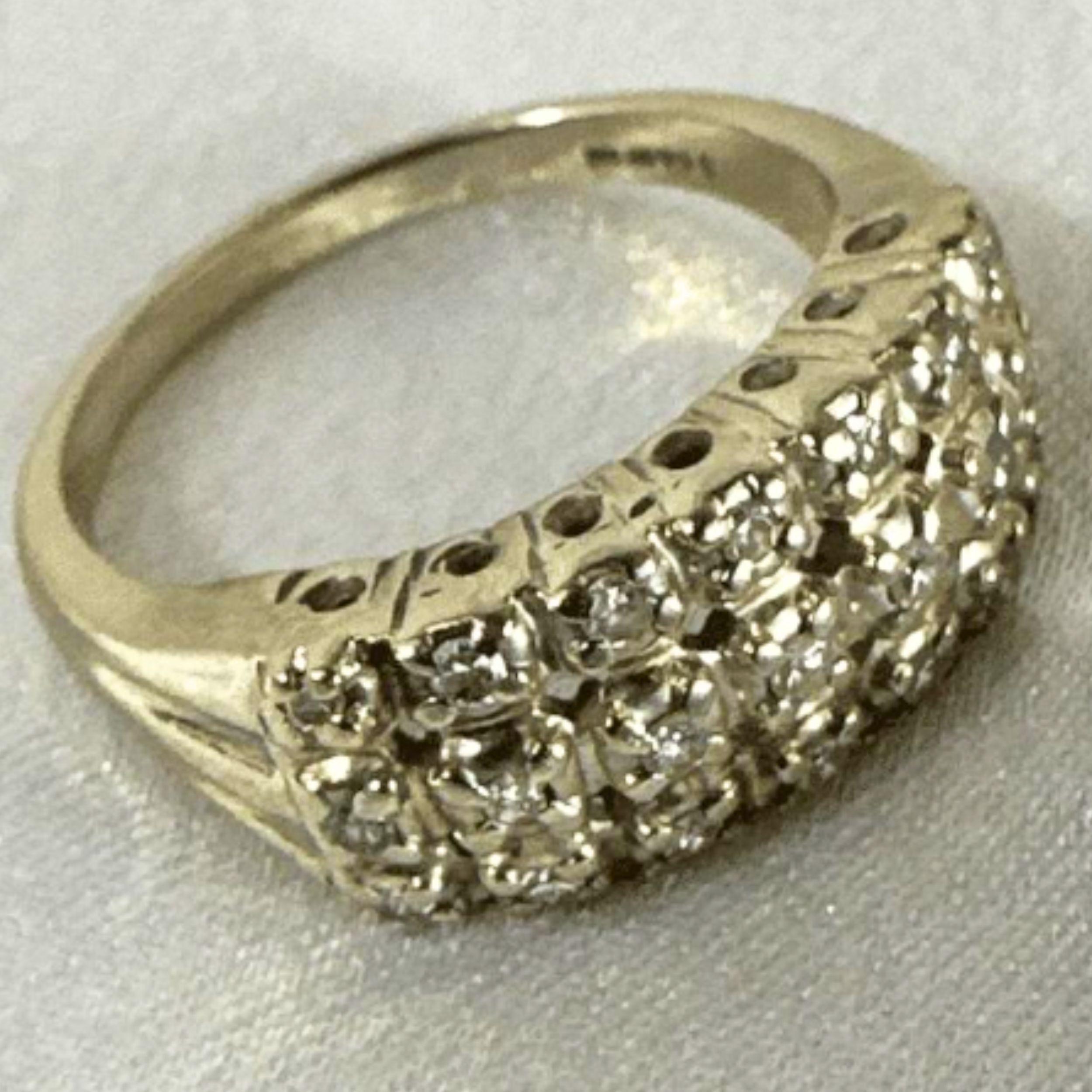 Size 7 - 14K White Gold With 21 Small Diamonds Antique Ring for Women For Sale 1