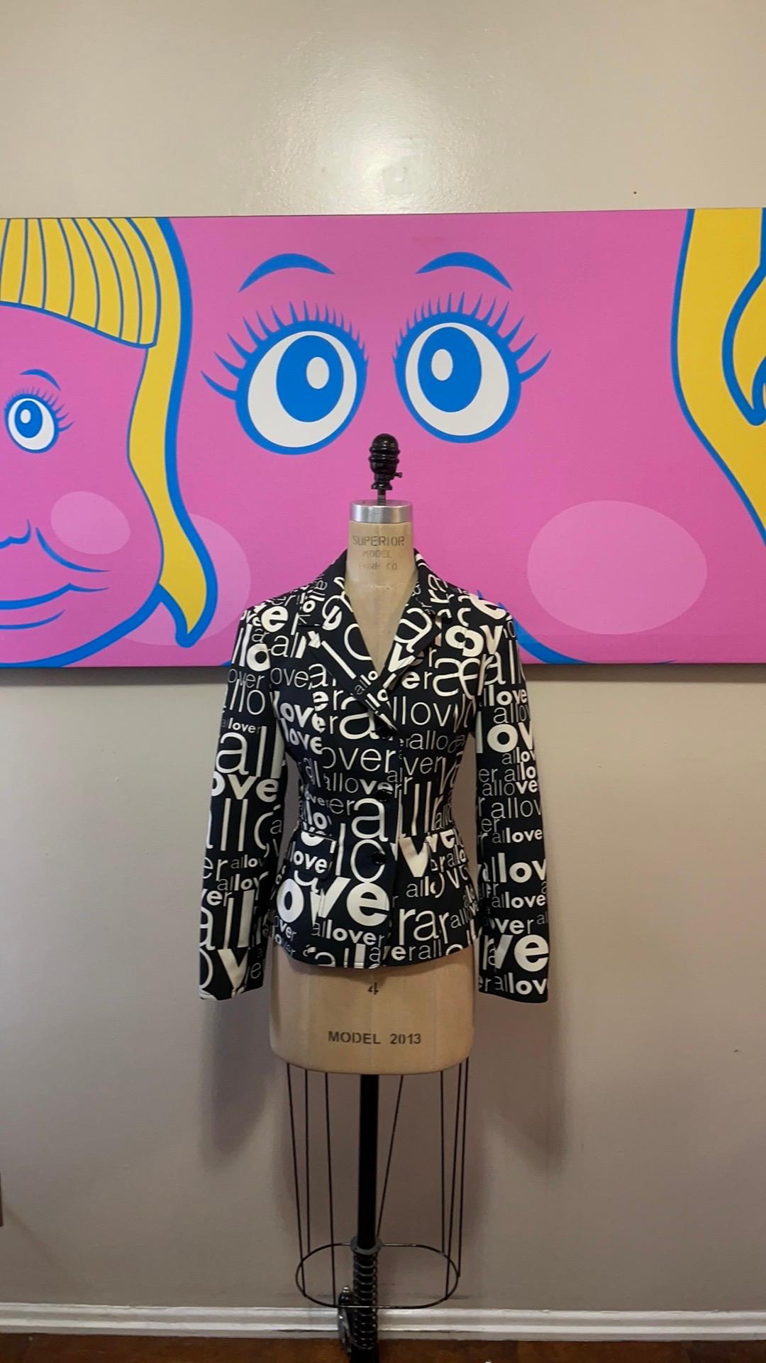 Moschino jeans black off white love blazer

Vintage perfection from Moschino Jeans with this Allover Print Jacket ! Pair with black or white skinny jeans for a great look.  Fran Drescher wore identical jacket in The Nanny with matching skirt.

Size