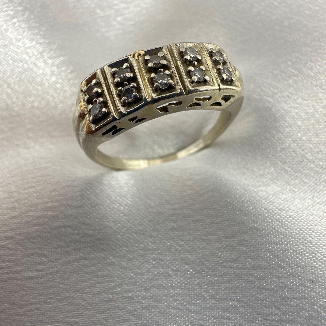 Brilliant Cut Size 8 White Gold Antique Ring With 10 Tiny Diamonds For Men For Sale
