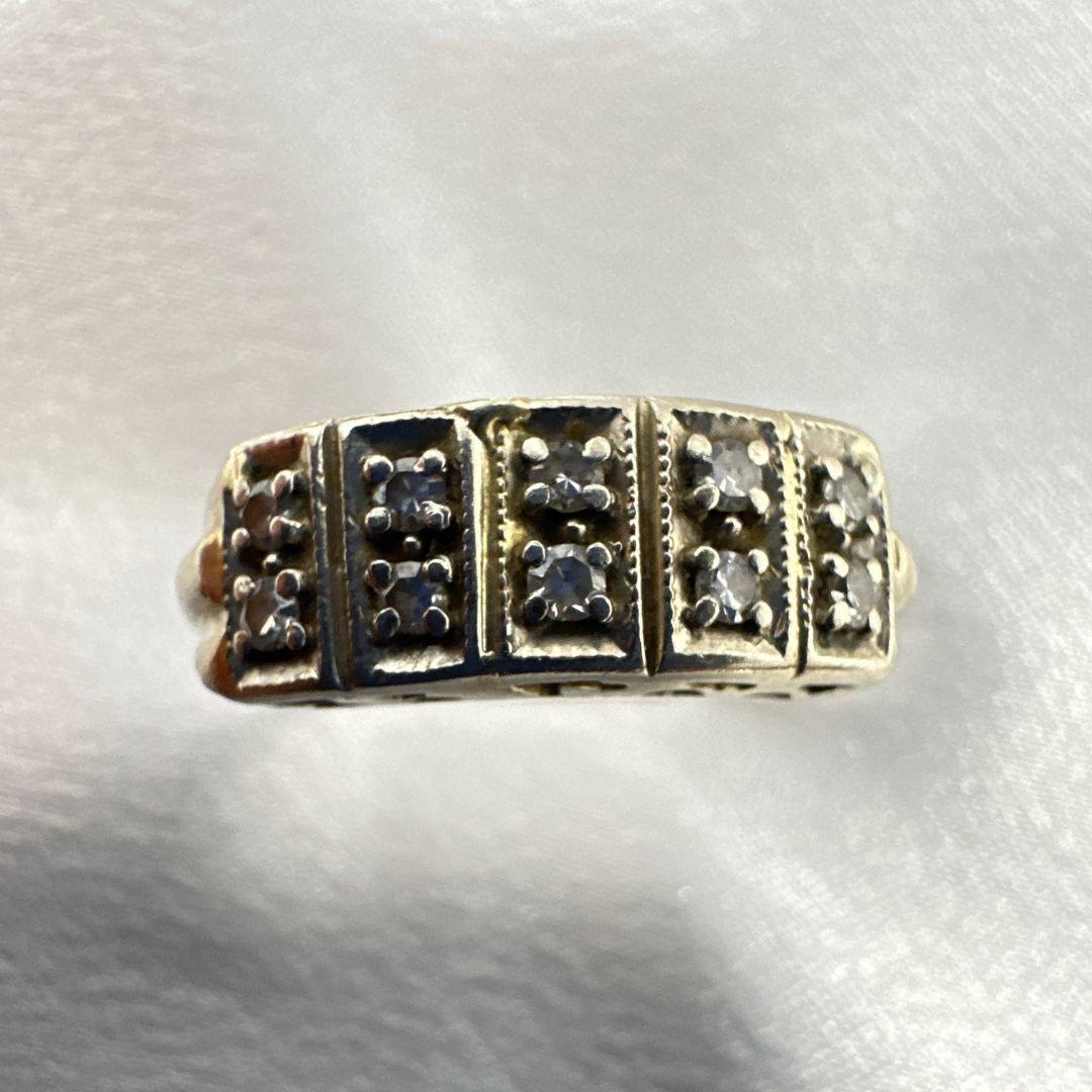 Size 8 White Gold Antique Ring With 10 Tiny Diamonds For Men In Excellent Condition For Sale In Jacksonville, FL