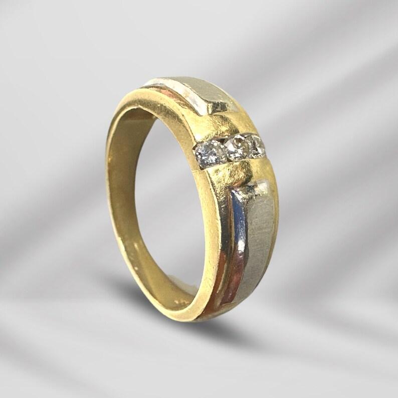 Bague ancienne en or jaune 14 carats avec accents en or blanc et 3 diamants, taille 9,5 Unisexe en vente