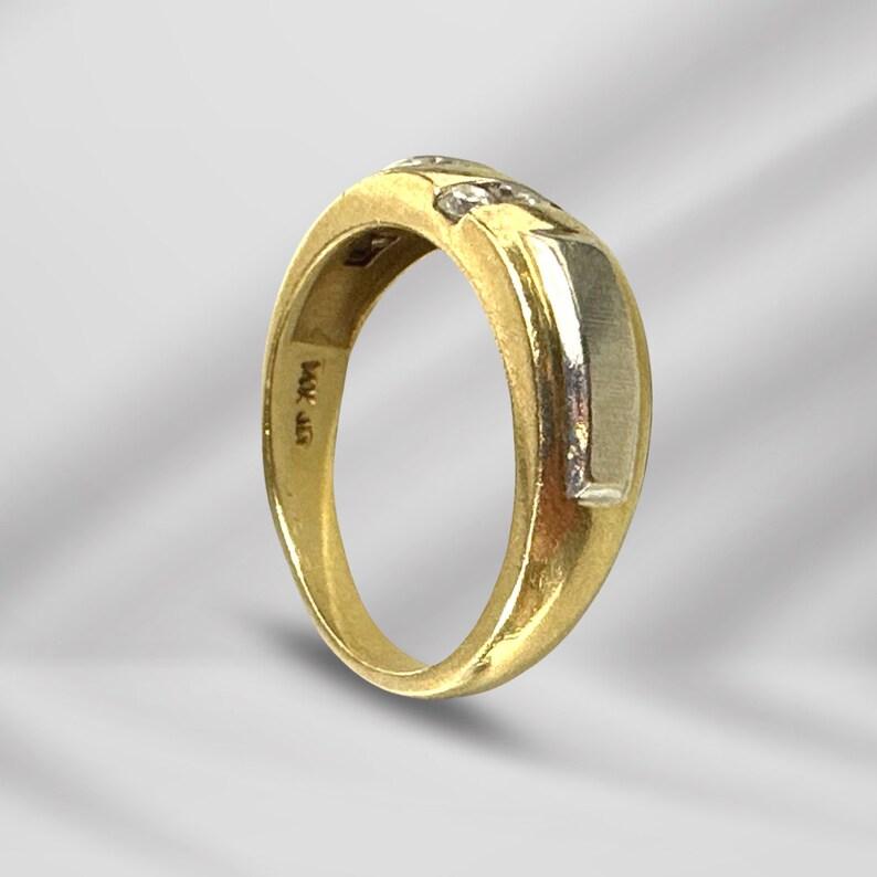 Bague ancienne en or jaune 14 carats avec accents en or blanc et 3 diamants, taille 9,5 en vente 1