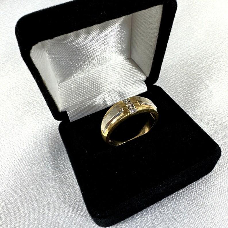 Bague ancienne en or jaune 14 carats avec accents en or blanc et 3 diamants, taille 9,5 en vente 2