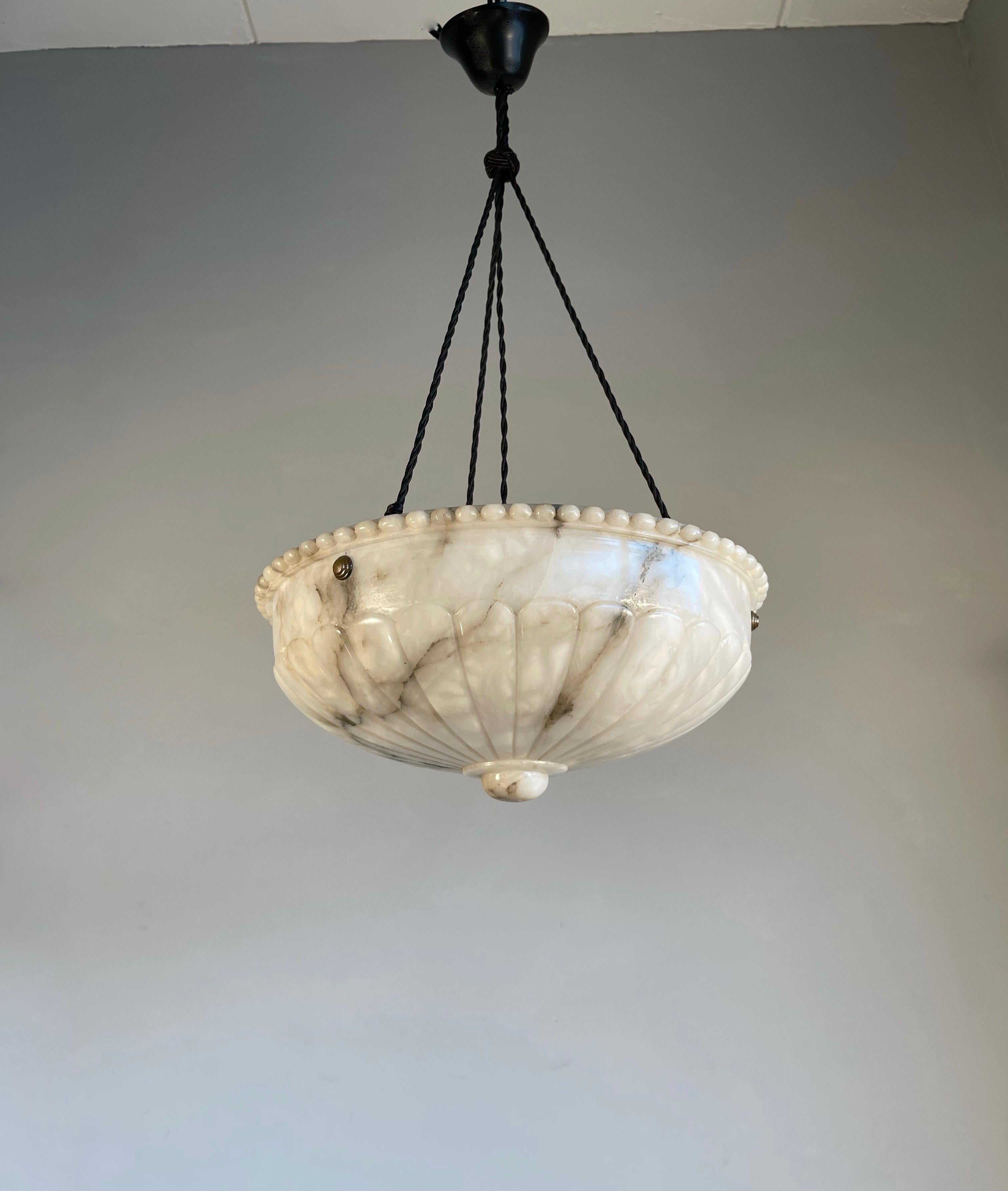 Top class light fixture with a stunning alabaster shade and black rope.

Thanks to its unique design and good size this alabaster chandelier will light up both your days and evenings. The stunning original shade is made complete with a blackened