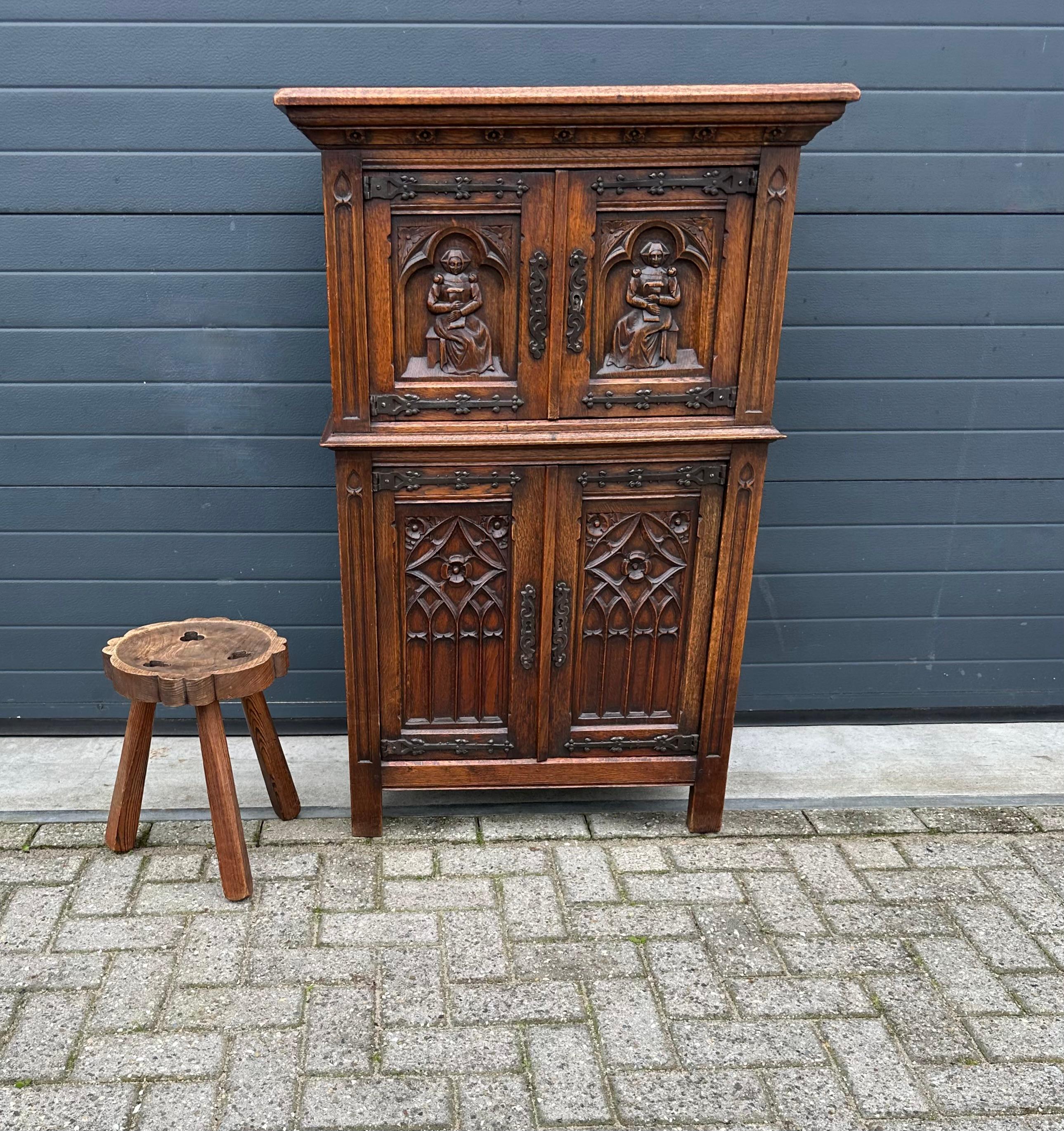 Gabinete gótico de gran tamaño y significado c. Esculturas de monjas y ventanas de iglesias en venta 3