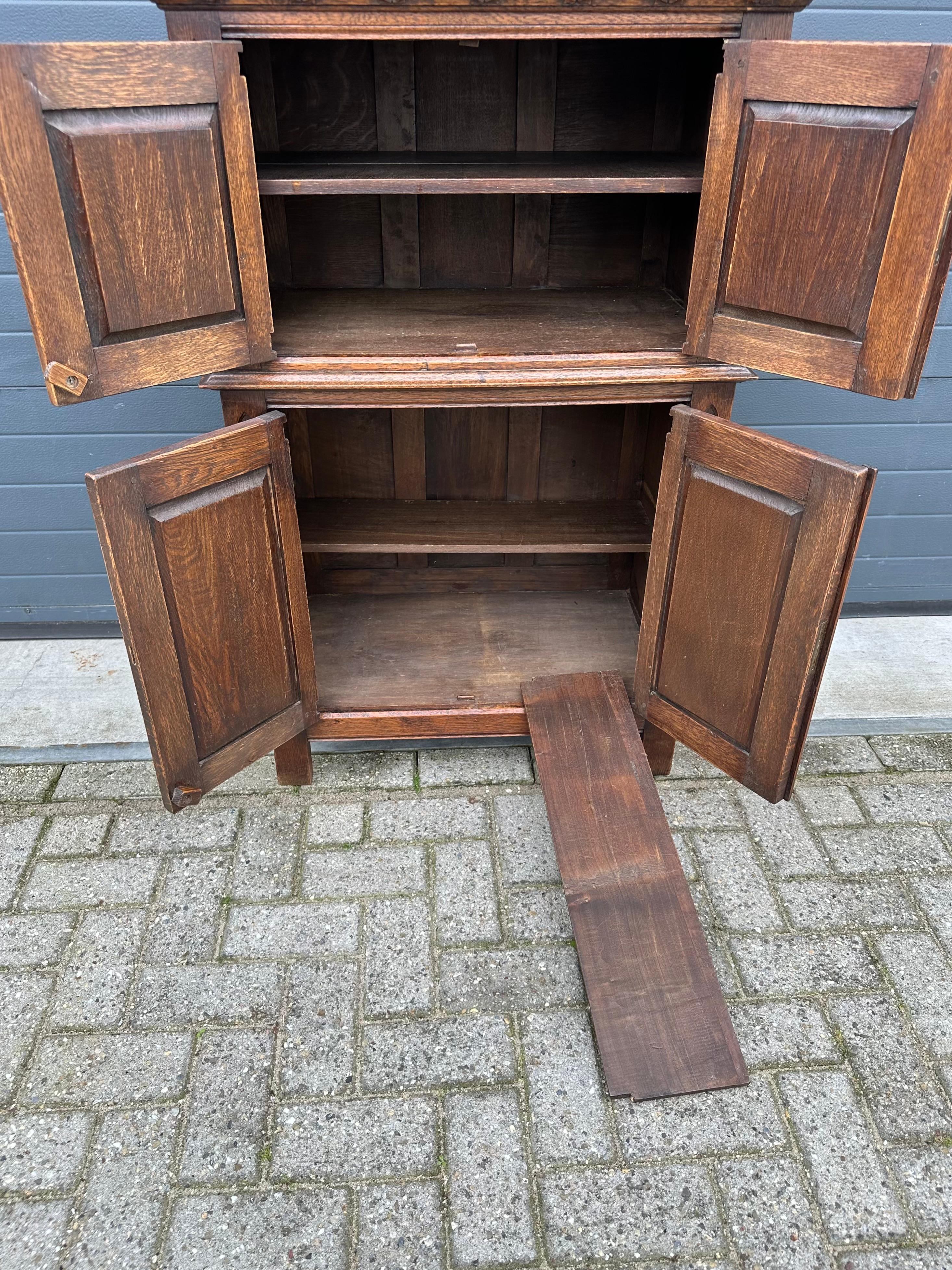 Gabinete gótico de gran tamaño y significado c. Esculturas de monjas y ventanas de iglesias en venta 5