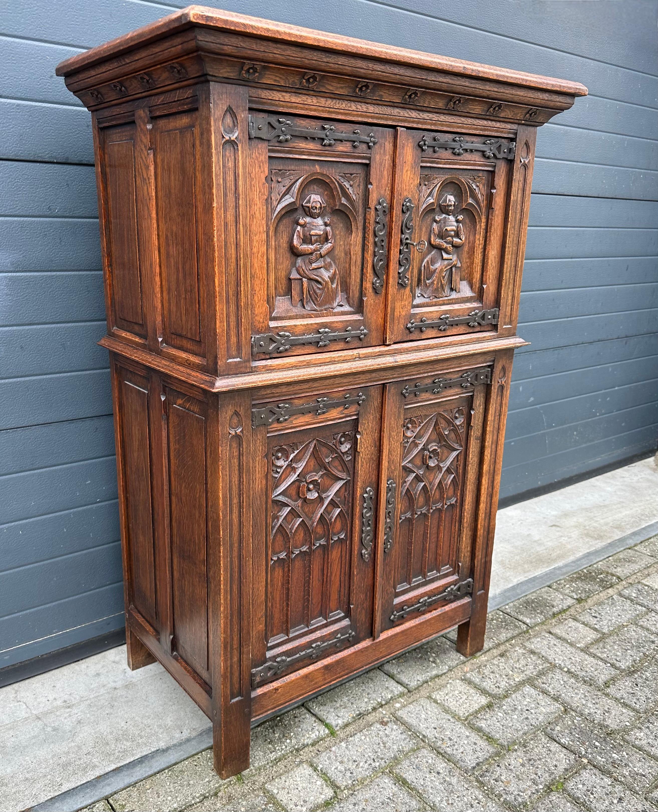 Gabinete gótico de gran tamaño y significado c. Esculturas de monjas y ventanas de iglesias en venta 6