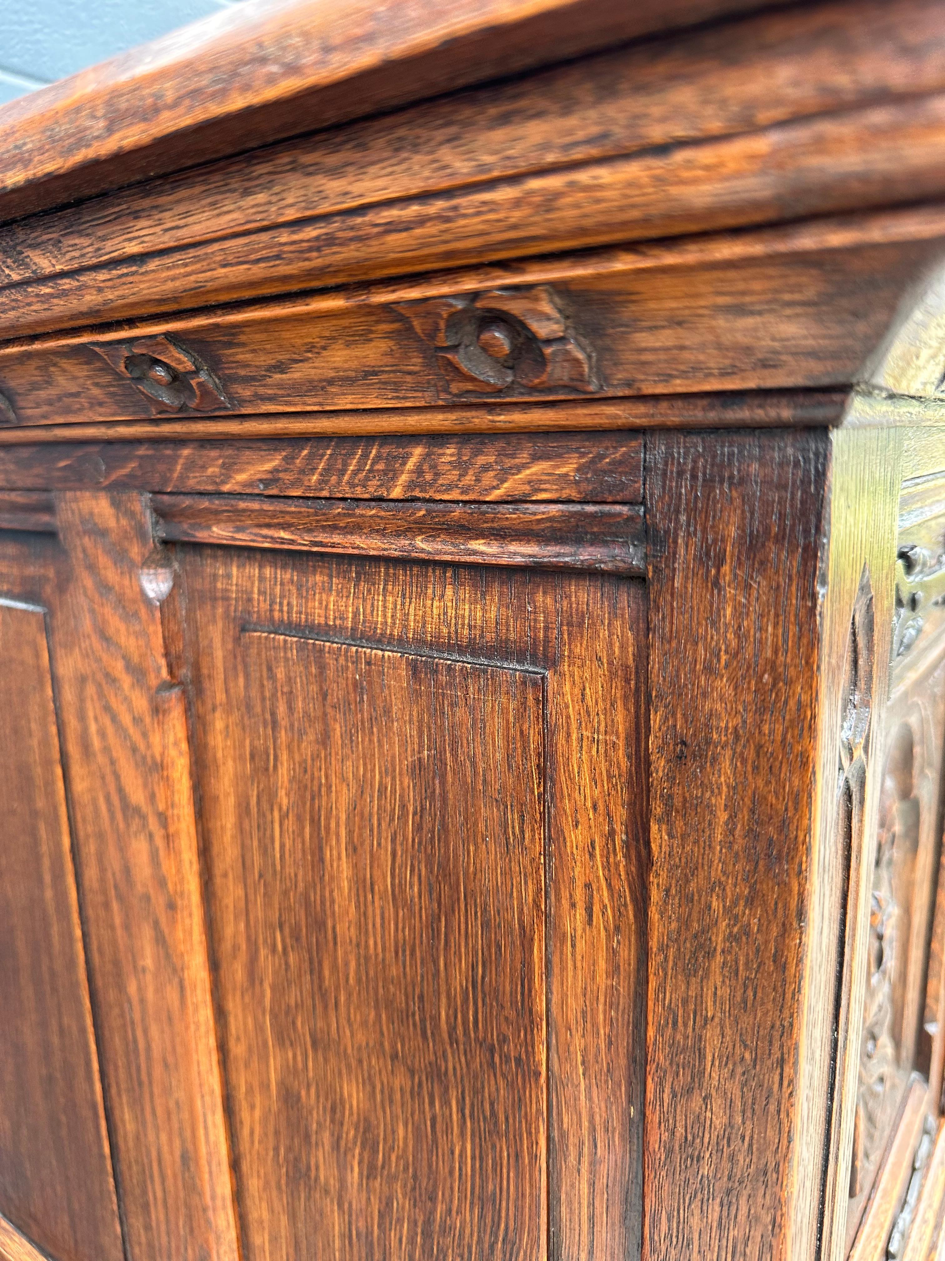 Gabinete gótico de gran tamaño y significado c. Esculturas de monjas y ventanas de iglesias en venta 7