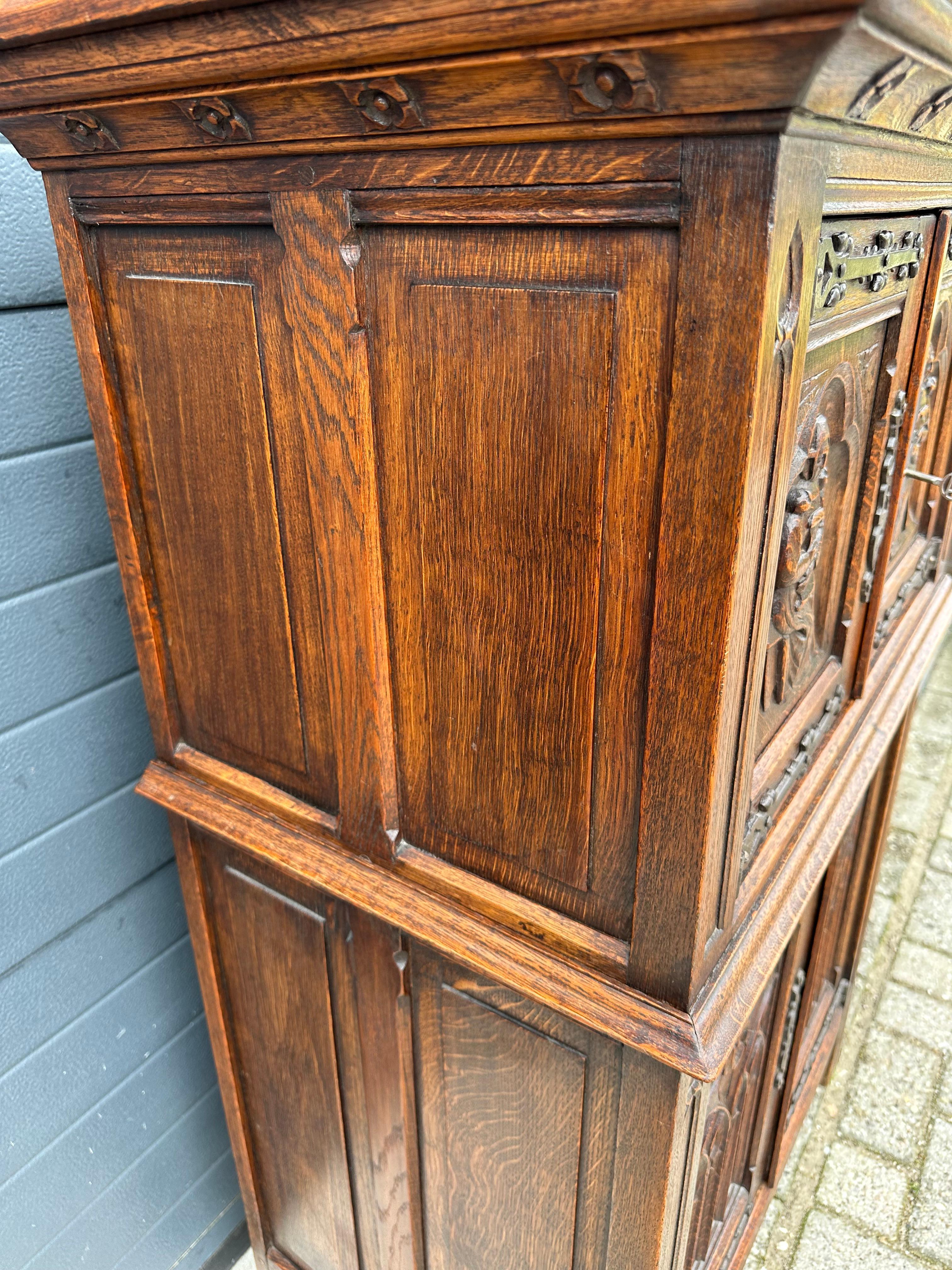 Gabinete gótico de gran tamaño y significado c. Esculturas de monjas y ventanas de iglesias en venta 8