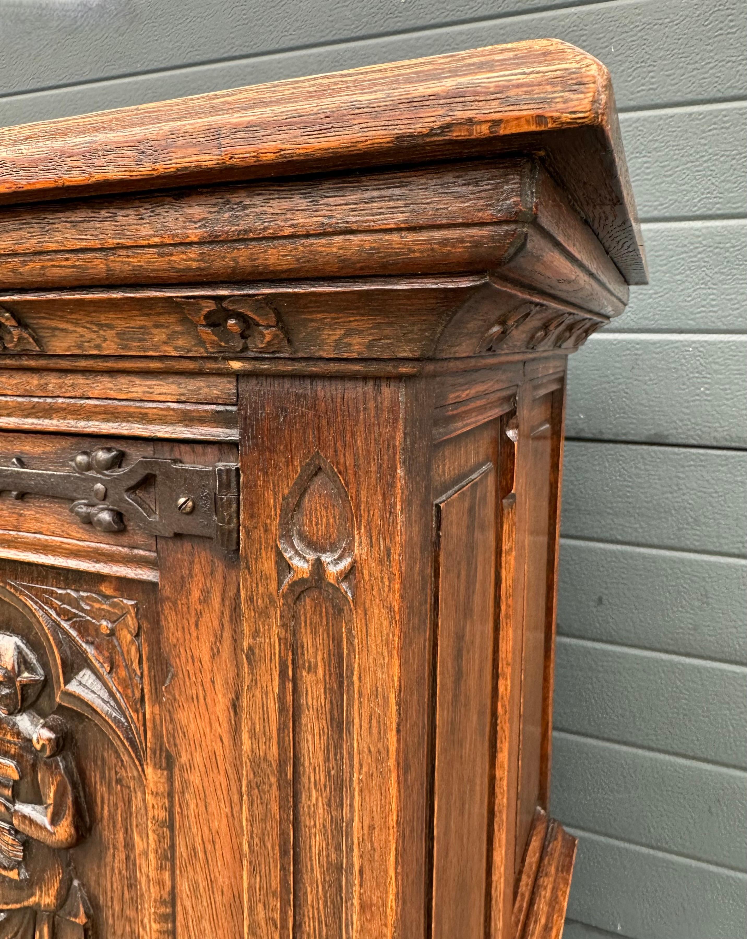 Gabinete gótico de gran tamaño y significado c. Esculturas de monjas y ventanas de iglesias en venta 10