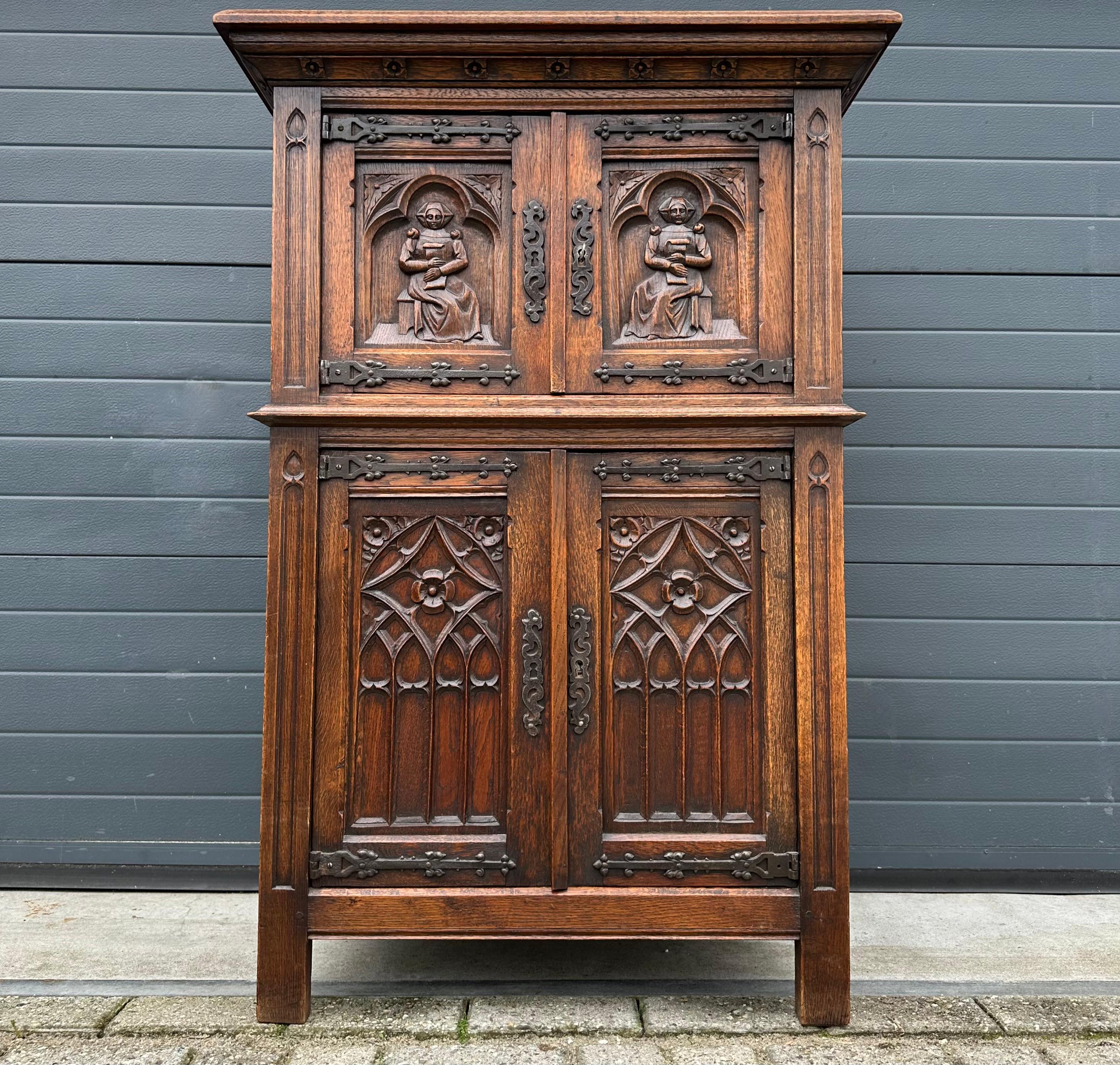 Gabinete gótico de gran tamaño y significado c. Esculturas de monjas y ventanas de iglesias Renacimiento gótico en venta