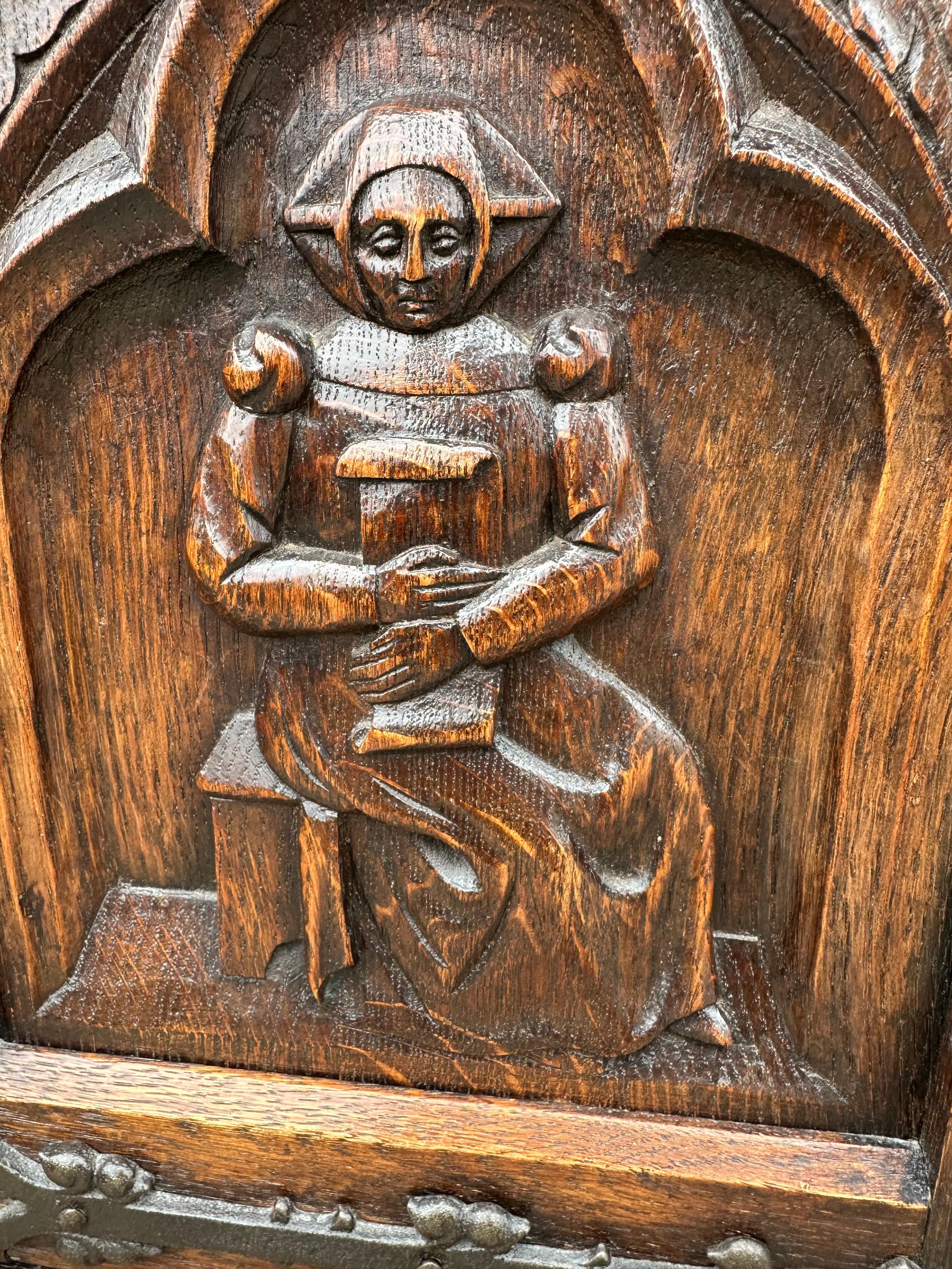 Gabinete gótico de gran tamaño y significado c. Esculturas de monjas y ventanas de iglesias en Excelente estado para la venta en Lisse, NL