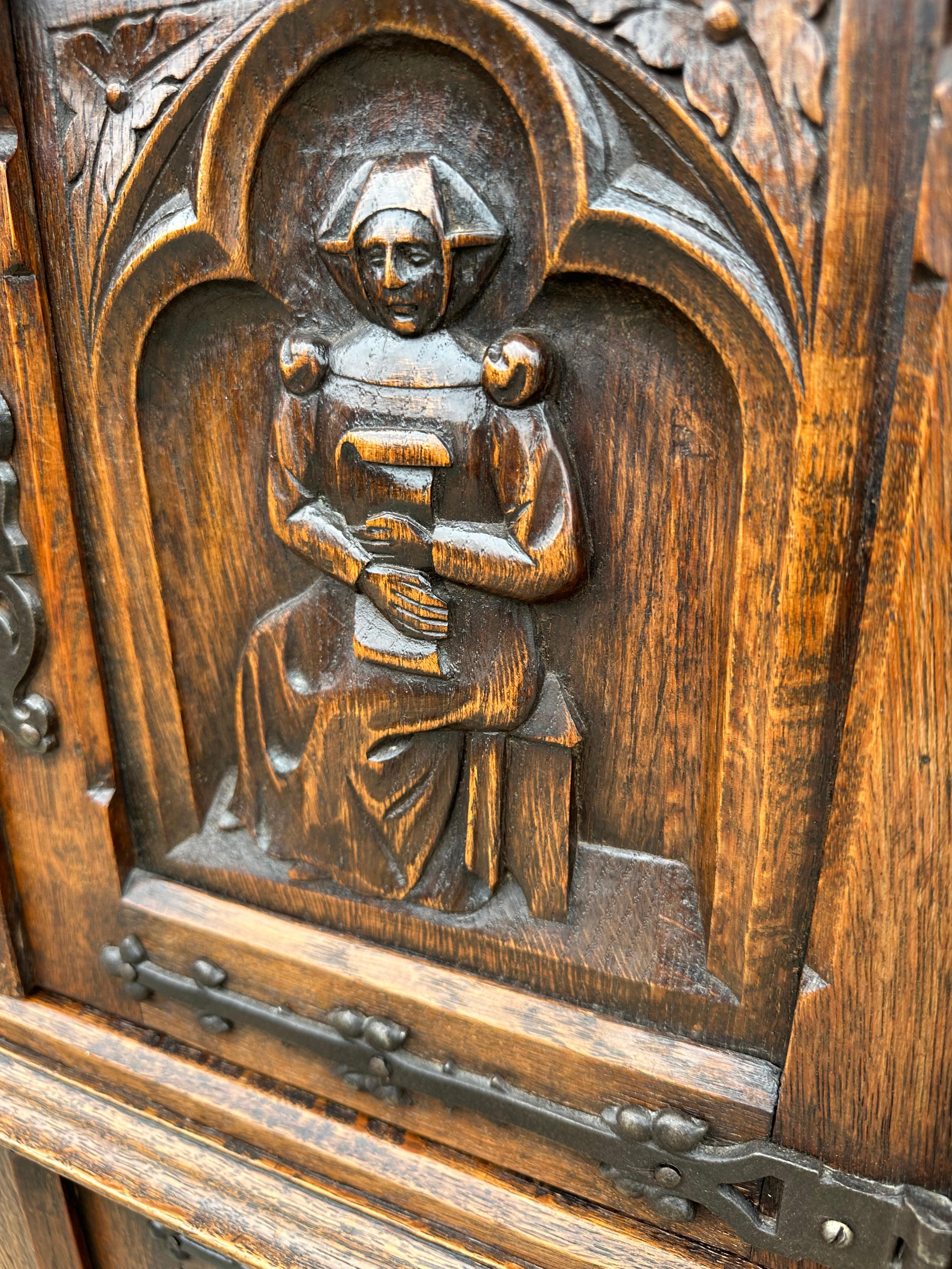 Gabinete gótico de gran tamaño y significado c. Esculturas de monjas y ventanas de iglesias siglo XX en venta