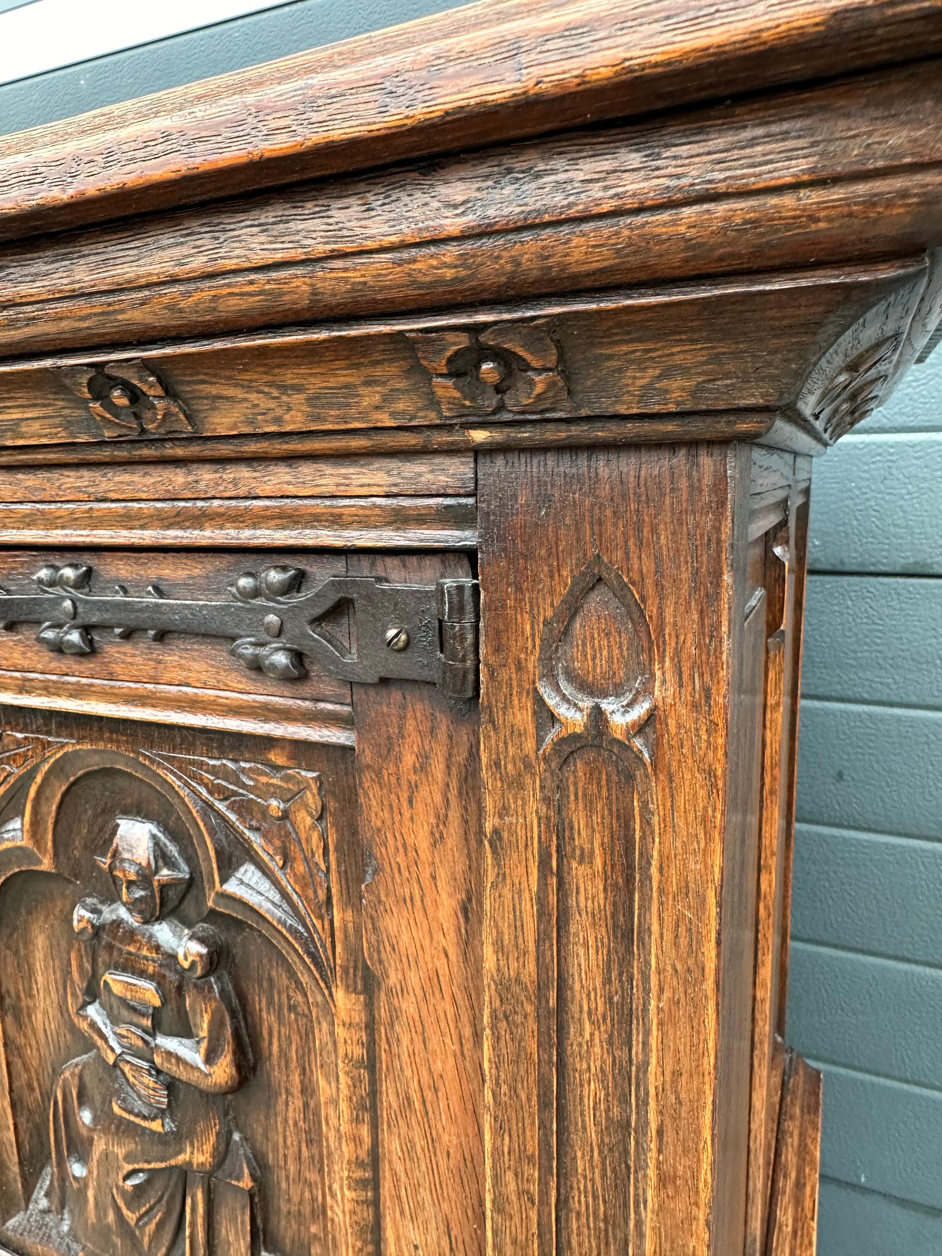 Gabinete gótico de gran tamaño y significado c. Esculturas de monjas y ventanas de iglesias Hierro forjado en venta