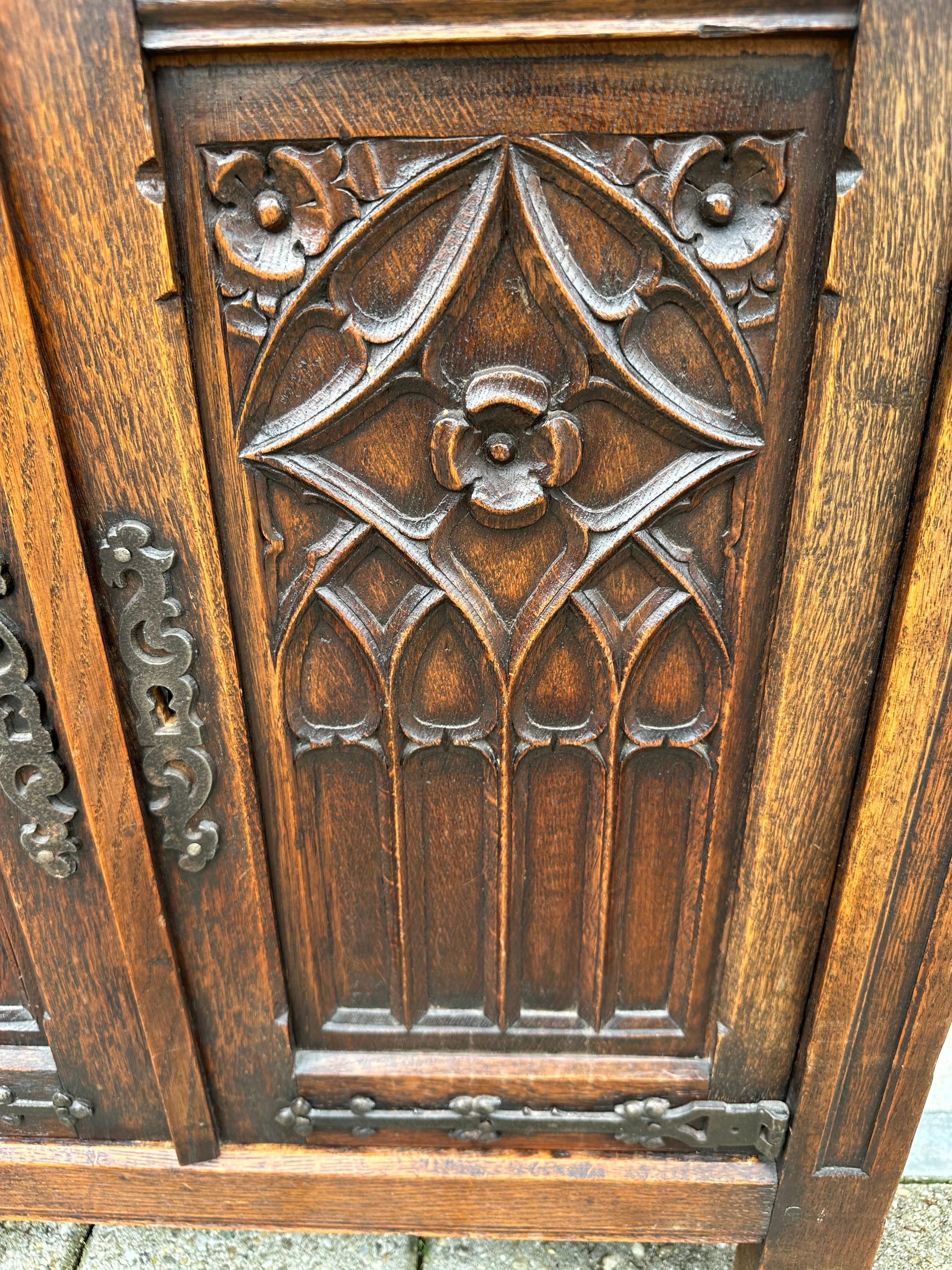 Gabinete gótico de gran tamaño y significado c. Esculturas de monjas y ventanas de iglesias en venta 1