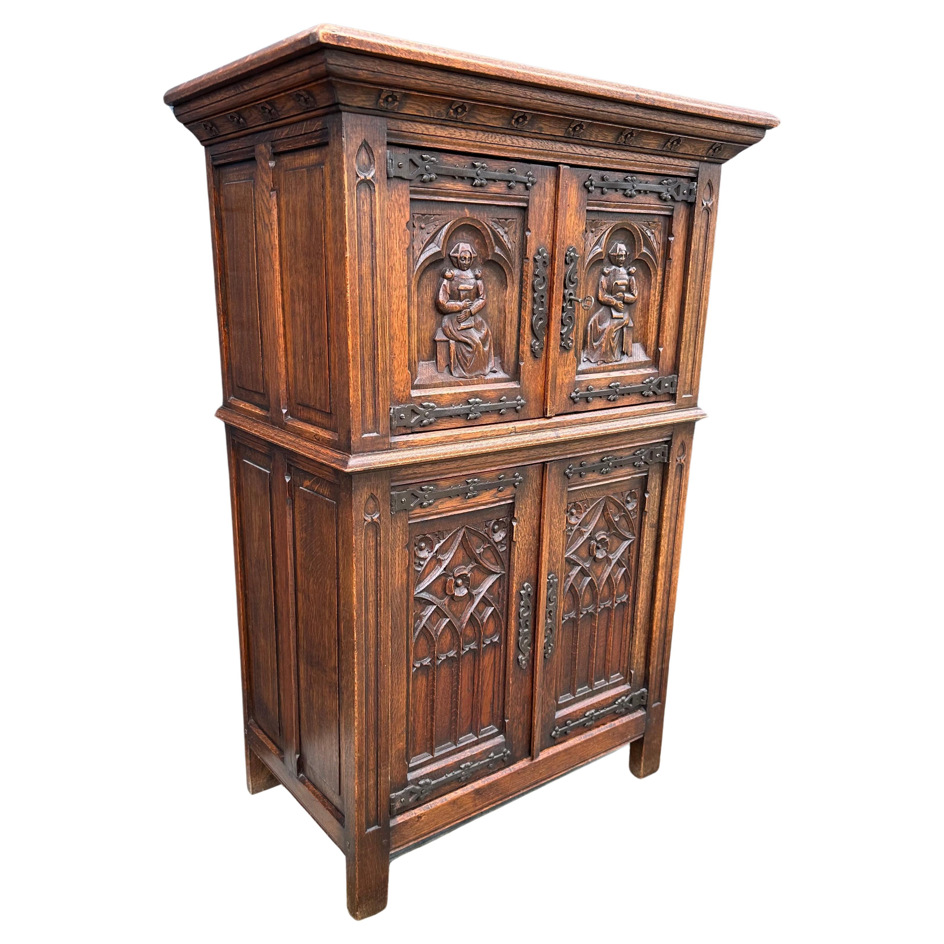 Gabinete gótico de gran tamaño y significado c. Esculturas de monjas y ventanas de iglesias en venta