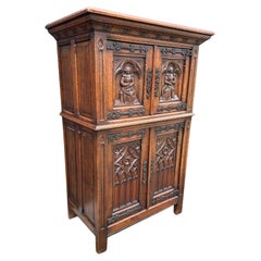 Gabinete gótico de gran tamaño y significado c. Esculturas de monjas y ventanas de iglesias