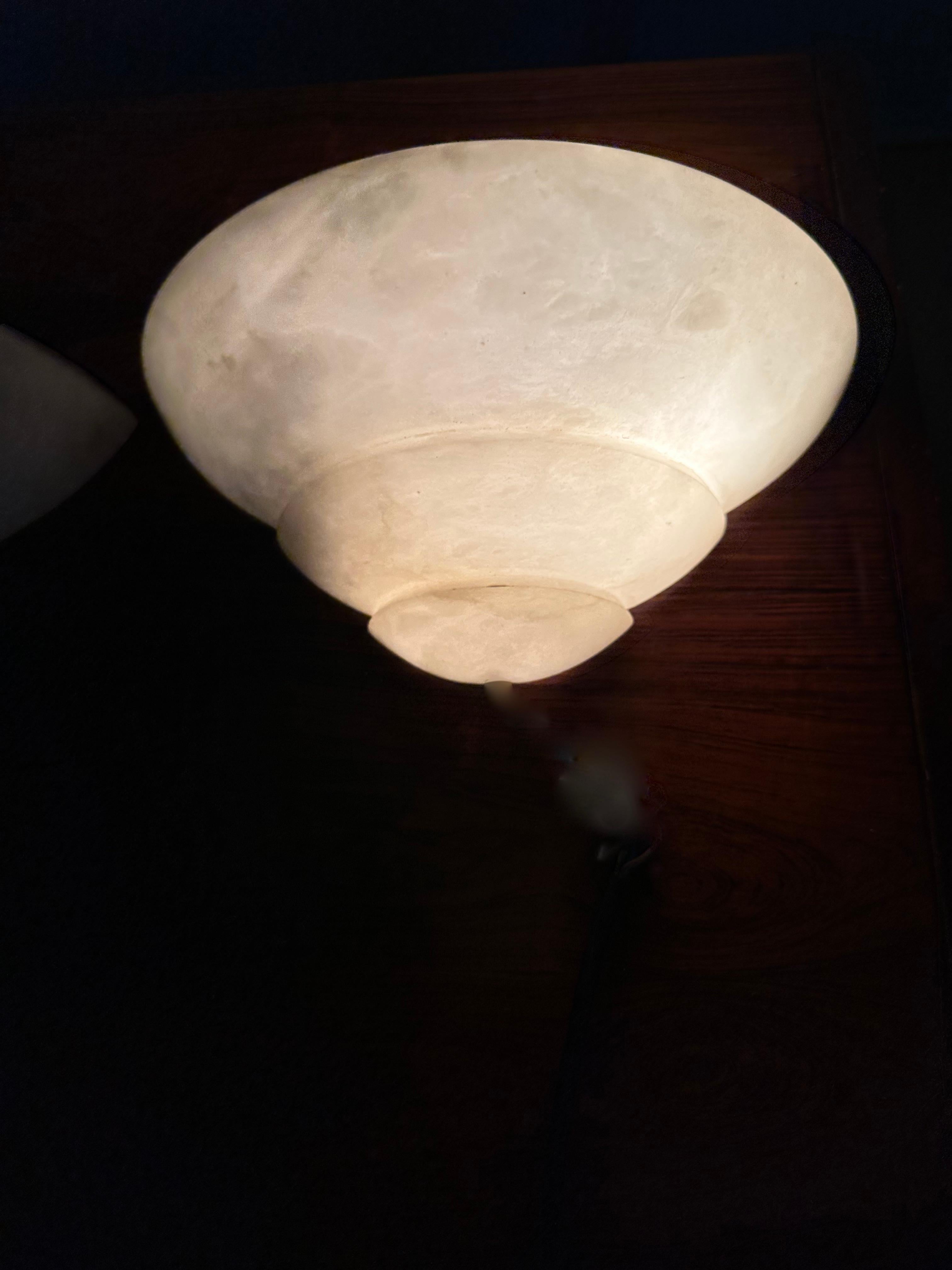 Beachtliches Paar Wandleuchten / Lights aus geschichtetem Alabaster im Art Deco Stil (Handgeschnitzt) im Angebot