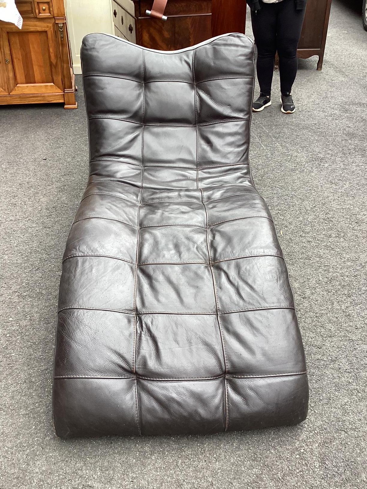 Modern Sizzling Hot Vintage Italian Leather Chaise Longue For Sale