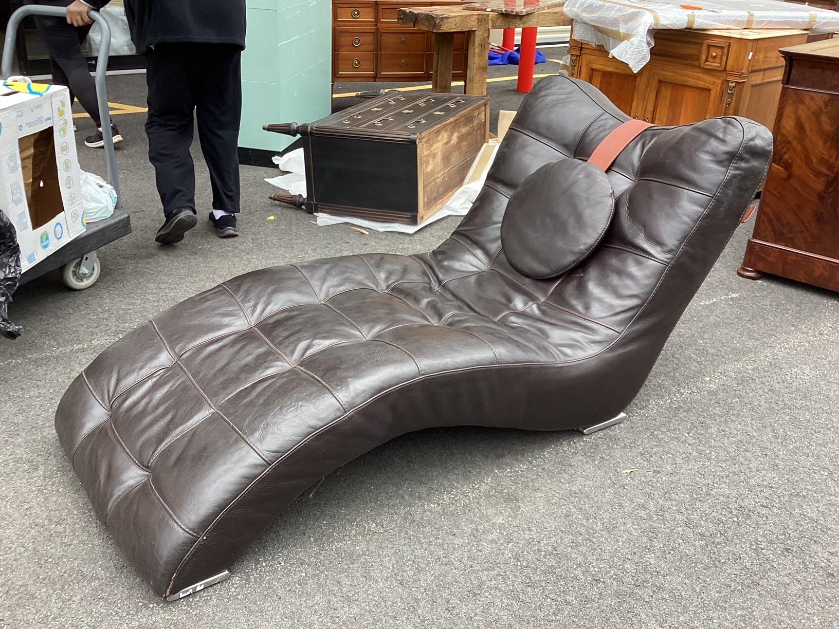 Sizzling Hot Vintage Italian Leather Chaise Longue In Good Condition For Sale In Hopewell, NJ