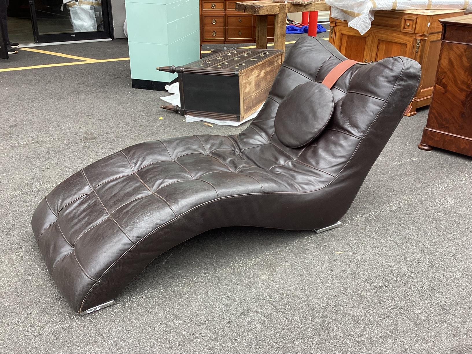 Late 20th Century Sizzling Hot Vintage Italian Leather Chaise Longue For Sale