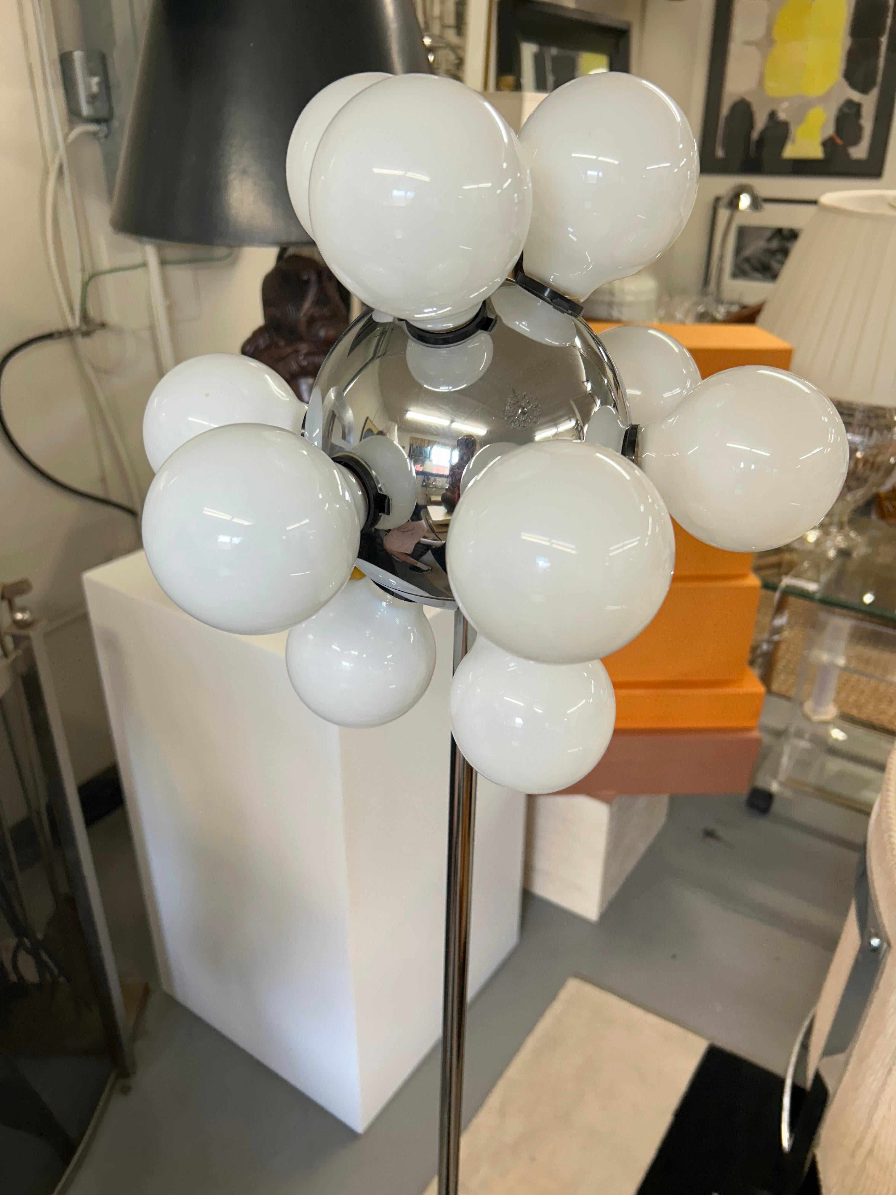 Lampada da terra super cool in stile Sputnik con sfera cromata ricoperta da 12 lampadine. (Richiede lampadine per lampadari da 25 watt). Dà molta luce e uno stile sorprendente.  Una scoperta rara.