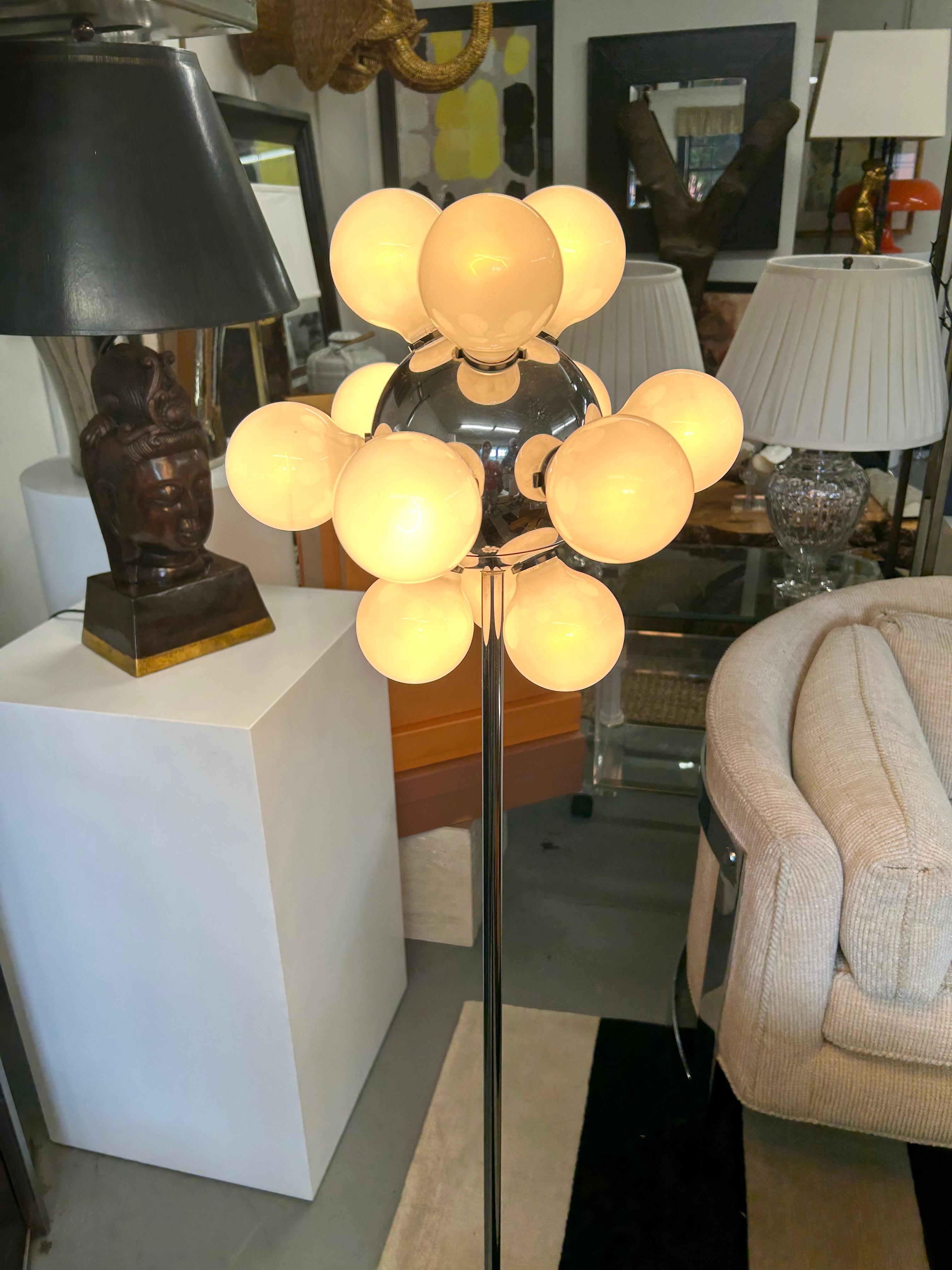 Metà XX secolo Lampada da terra in stile Sputnik con 12 lampadine, in stile Vintage Mod Chrome in vendita
