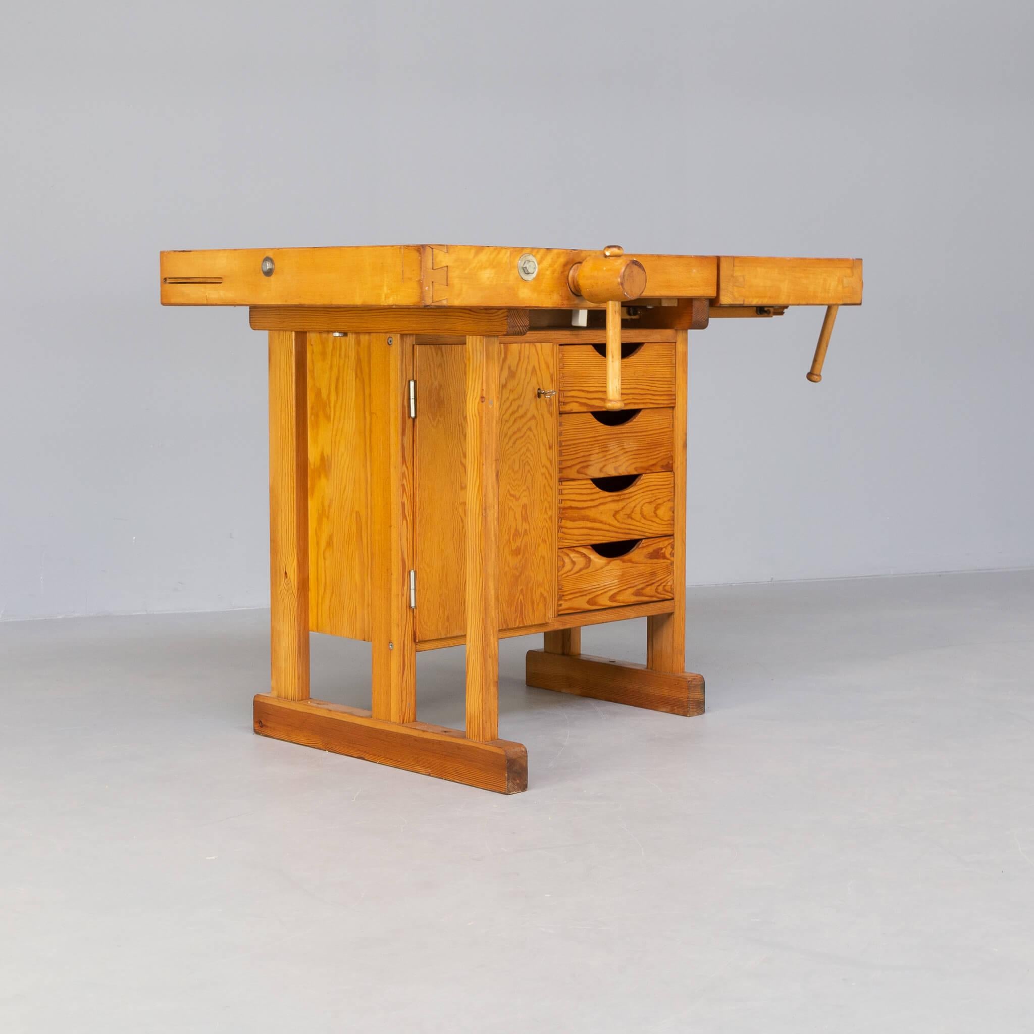 Sjoberg Wooden Workbench with Drawers and 1 Door Cabinet In Good Condition For Sale In Amstelveen, Noord