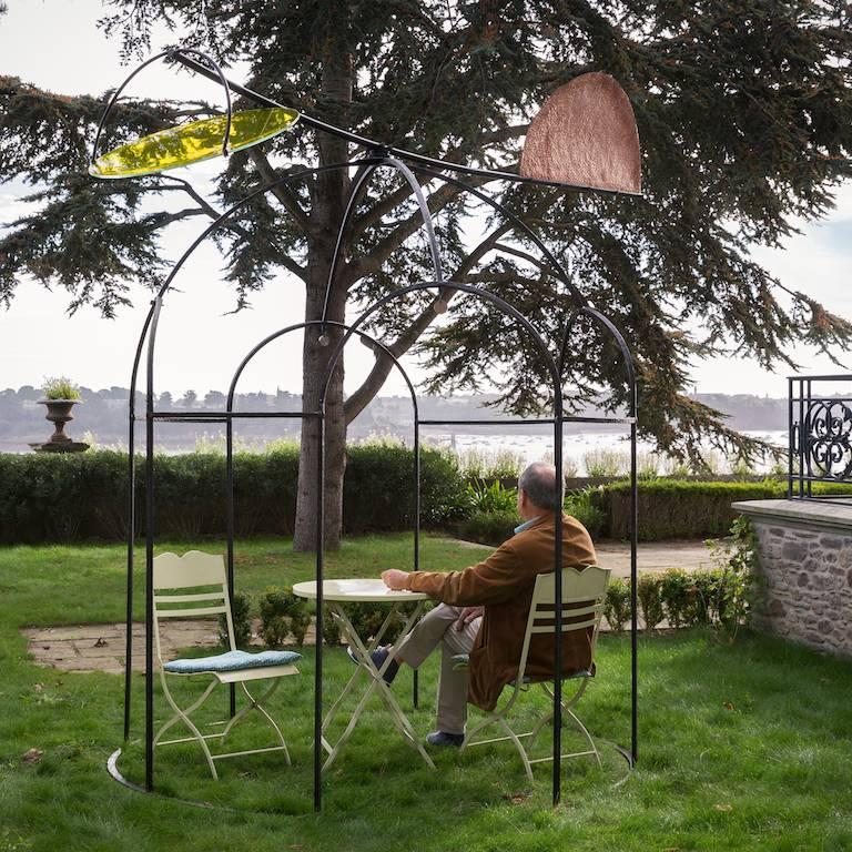 Through the window of your living room, you will look poetically at this gazebo placed in your garden. Séjour is an outdoor structure composed of a garden gazebo and a mobile fixed at the top. The mobile evolves according to the natural elements