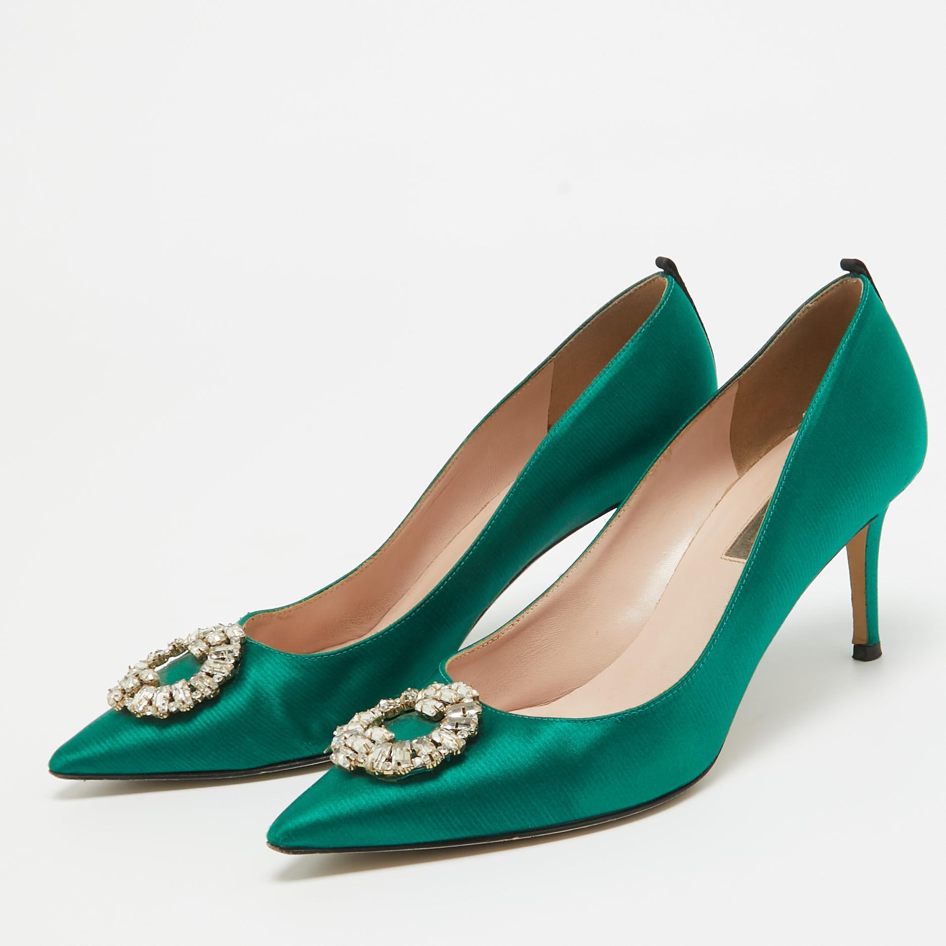 La tradition d'excellence de la maison de couture, associée à une sensibilité au design moderne, fait de ces escarpins un choix fabuleux. Ils vous aideront à obtenir un look chic en toute simplicité.