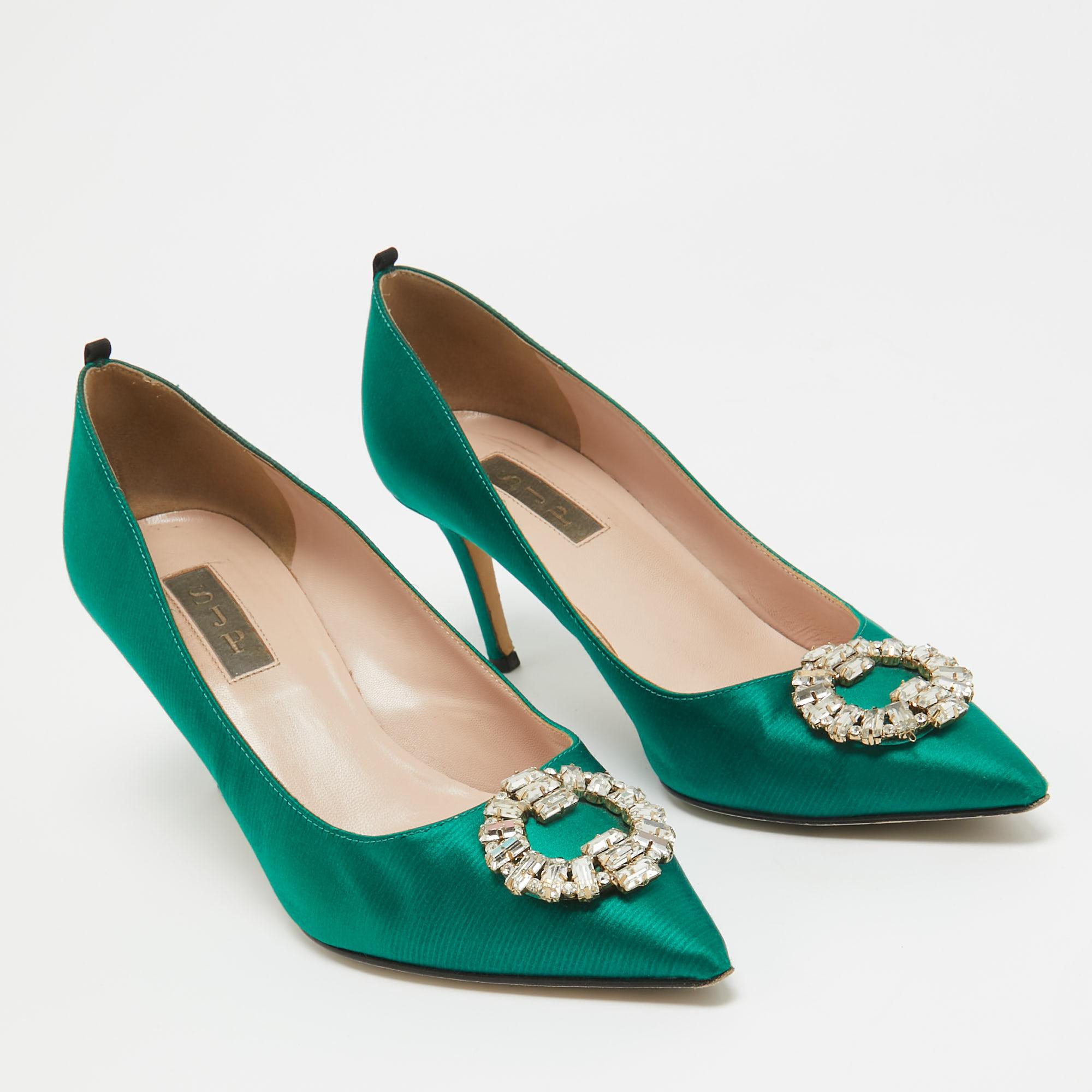 Escarpins SJP Sarah Jessica Parker en satin vert ornés de cristaux, taille 38 Bon état à Dubai, Al Qouz 2