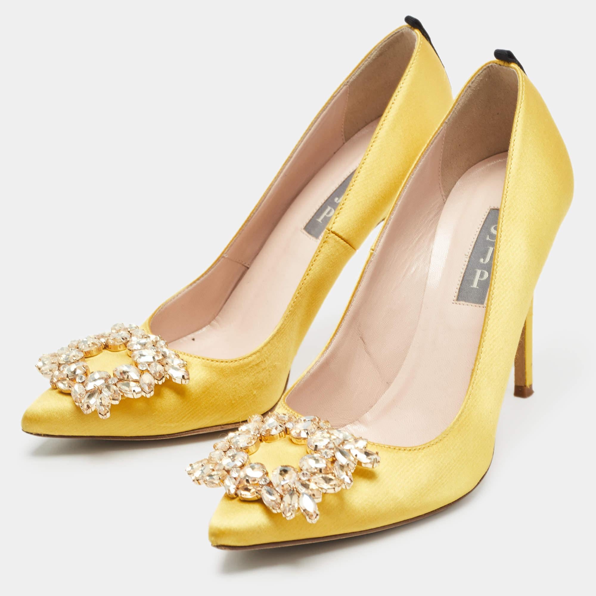 Sarah Jessica Parkers elegante Art, Schuhe zu tragen, ist in diesem Design eingefangen. Die Pumps sind aus hochwertigen MATERIALEN gefertigt und stehen auf strapazierfähigen Sohlen. Tragen Sie dazu einen kurzen Saum, um die moderne Konstruktion zu