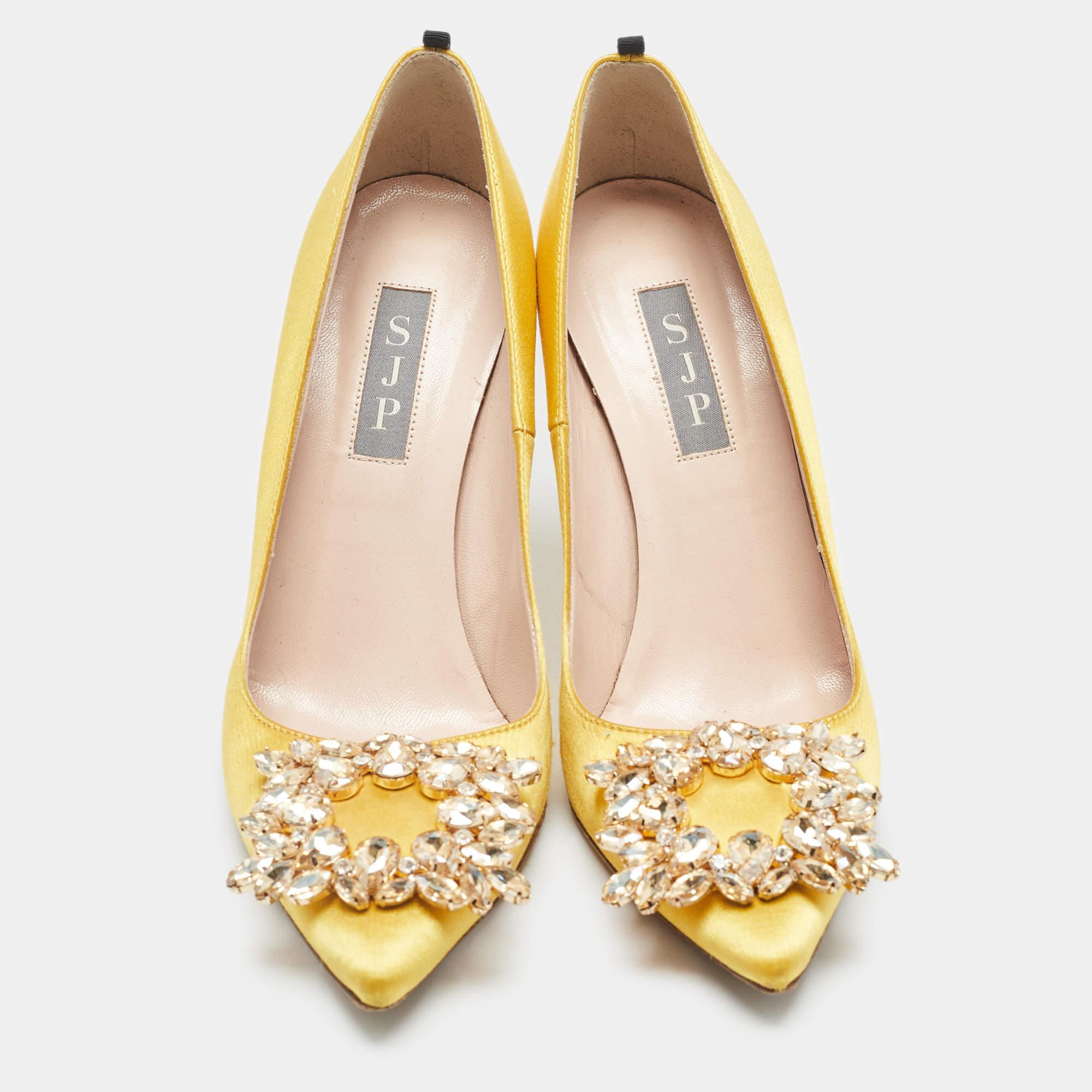 SJP Sarah Jessica Parker Gelbe Satin-Pumps mit Kristallverzierung Größe 37 im Zustand „Gut“ im Angebot in Dubai, Al Qouz 2