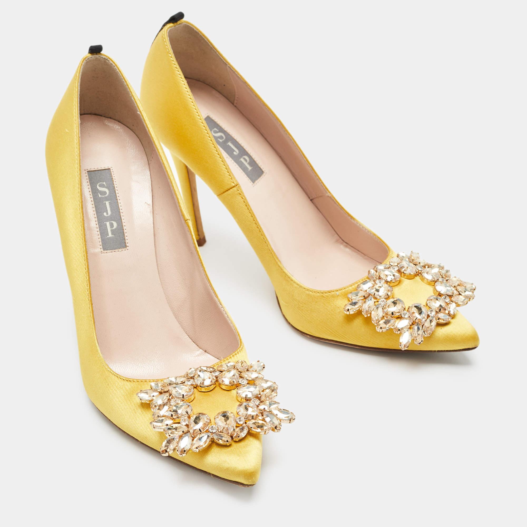 SJP Sarah Jessica Parker Gelbe Satin-Pumps mit Kristallverzierung Größe 37 Damen im Angebot