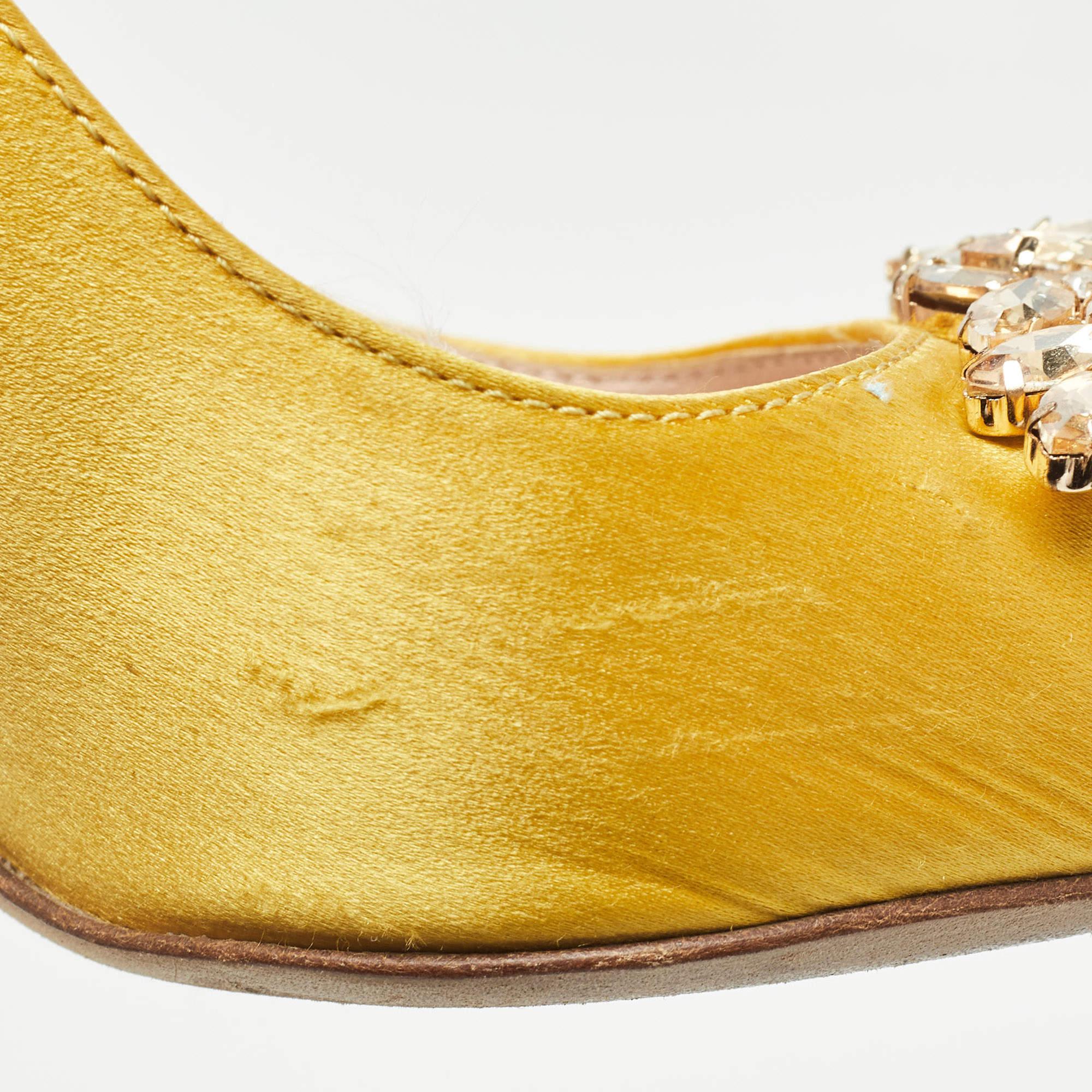 SJP Sarah Jessica Parker Gelbe Satin-Pumps mit Kristallverzierung Größe 37 im Angebot 2