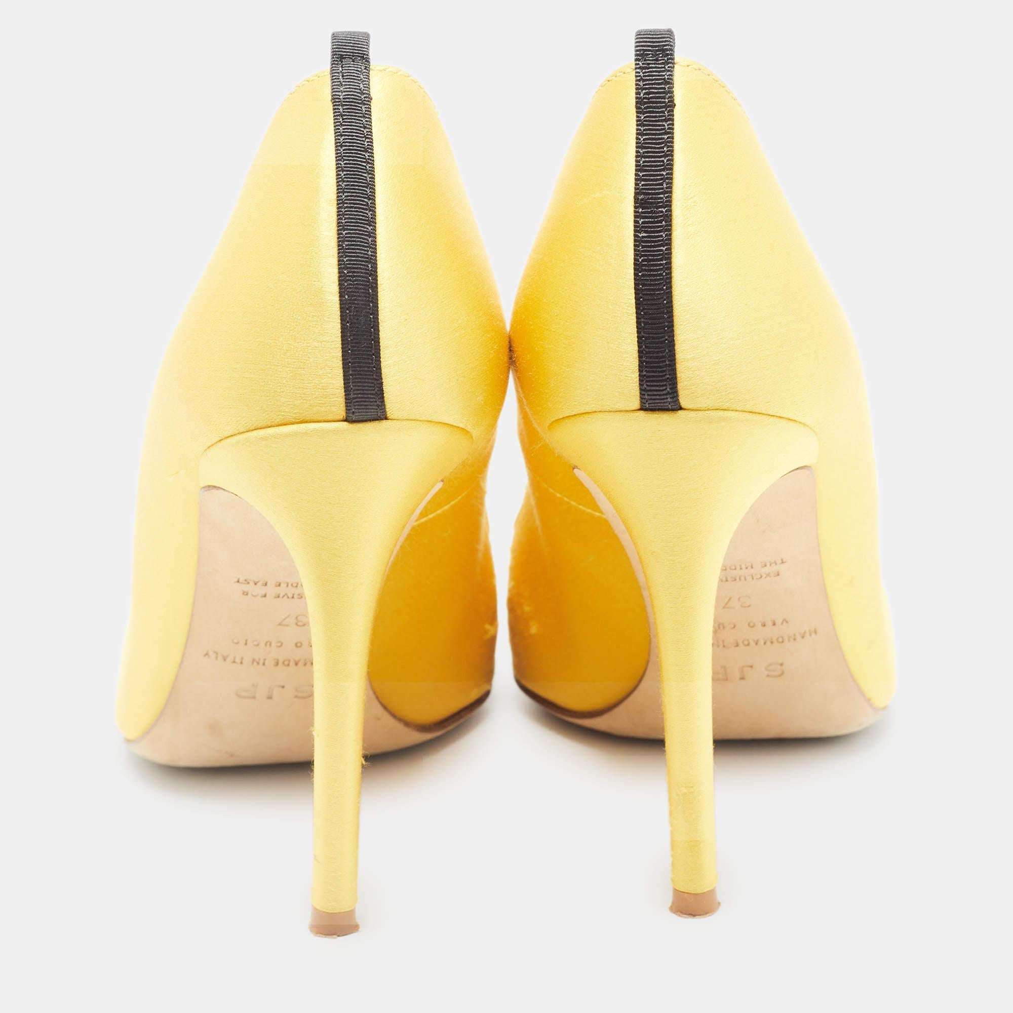 SJP Sarah Jessica Parker Gelbe Satin-Pumps mit Kristallverzierung Größe 37 im Angebot 3