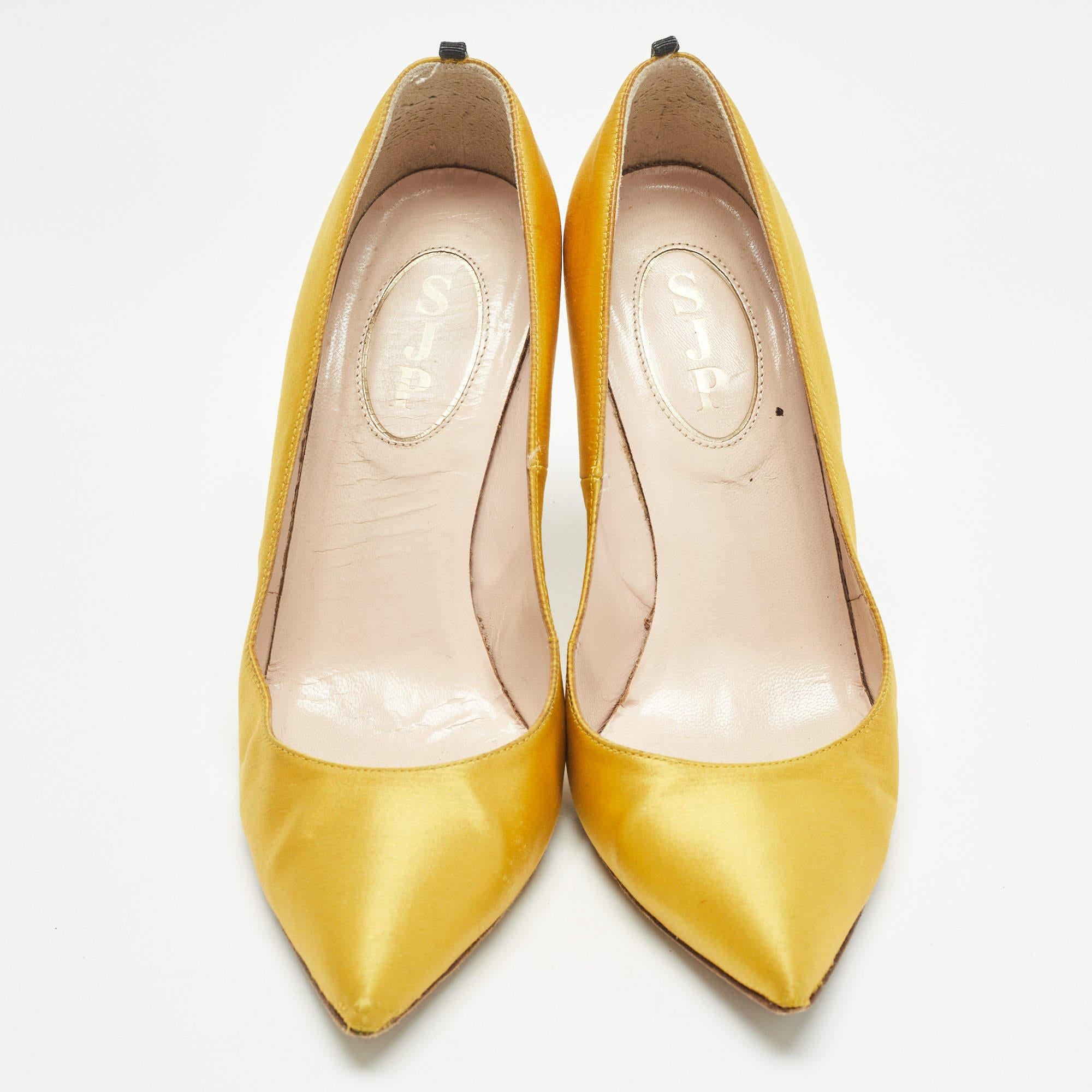 SJP Sarah Jessica Parker Gelbe Satin-Pumps mit spitzer Zehe Größe 37 im Zustand „Relativ gut“ im Angebot in Dubai, Al Qouz 2