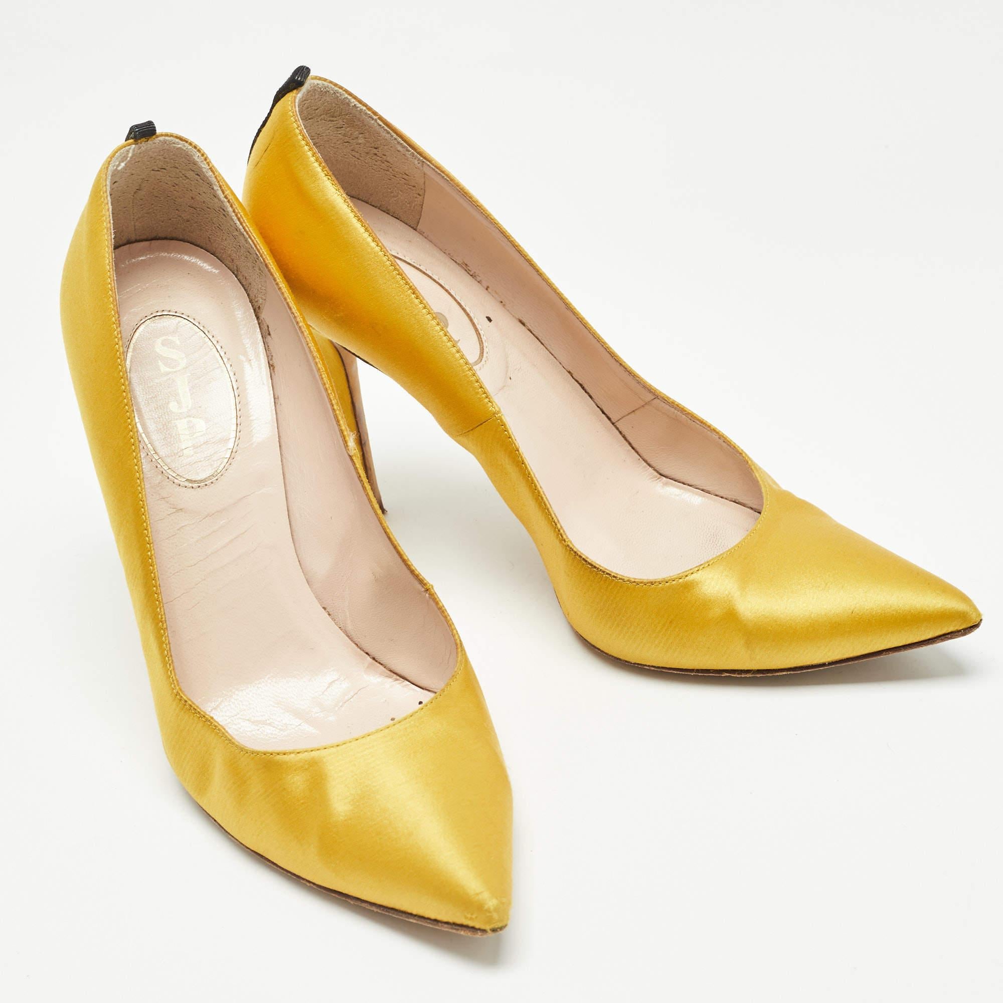 SJP Sarah Jessica Parker Gelbe Satin-Pumps mit spitzer Zehe Größe 37 Damen im Angebot