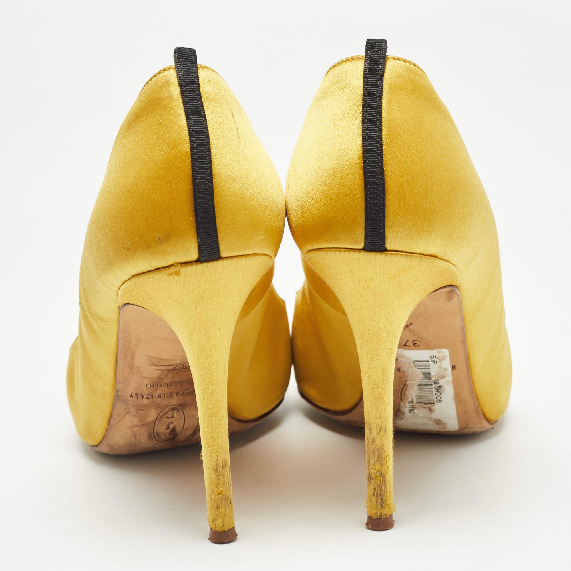 SJP Sarah Jessica Parker Gelbe Satin-Pumps mit spitzer Zehe Größe 37 im Angebot 1