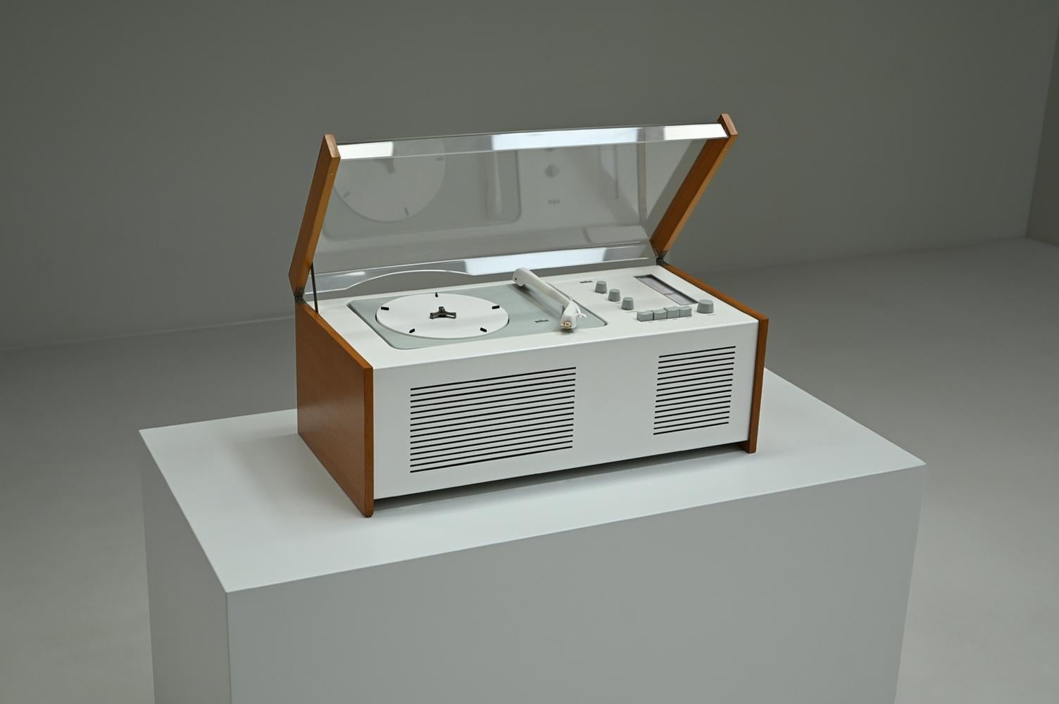 SK4/1 Plattenspieler von Dieter Rams und Hans Gugelot für Braun, 1950er Jahre Deutschland. Mitte des 20. Jahrhunderts erlebte die Welt der heimischen Audiogeräte mit der Einführung der Braun SK-Serie Radiogramophone einen revolutionären Wandel. Es