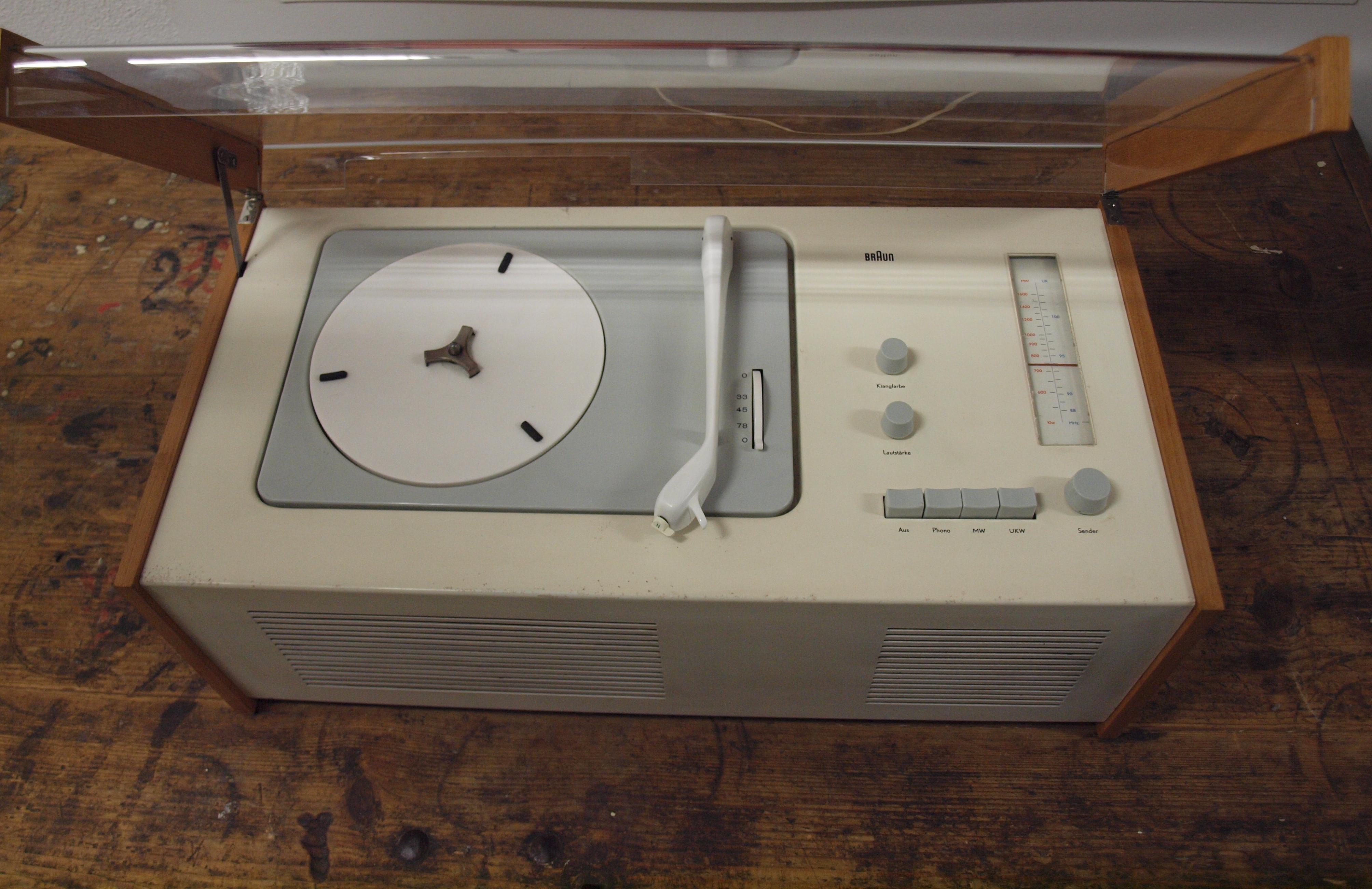Tourne-disque SK4 conçu par Dieter Rams et Hans Gugelot pour Braun, 1958.
La radio est restaurée avec un nouveau capot en acrylique. Surface techniquement parfaite et originale. Avec la housse de protection Braun, la fiche d'origine et le manuel.