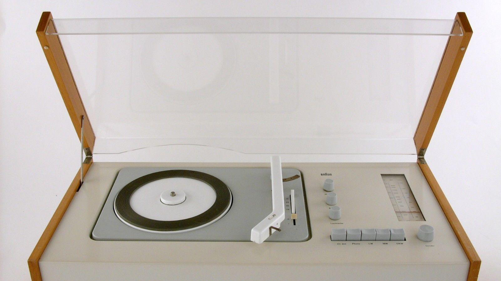SK61 Record Player designed by Dieter Rams and Hans Gugelot for Braun, 1966. The radio-phonograph combination is in excellent near mint cosmetic condition, and full working order. It has a four speed record player, 78, 45, 33, 16 rpm. The tube radio