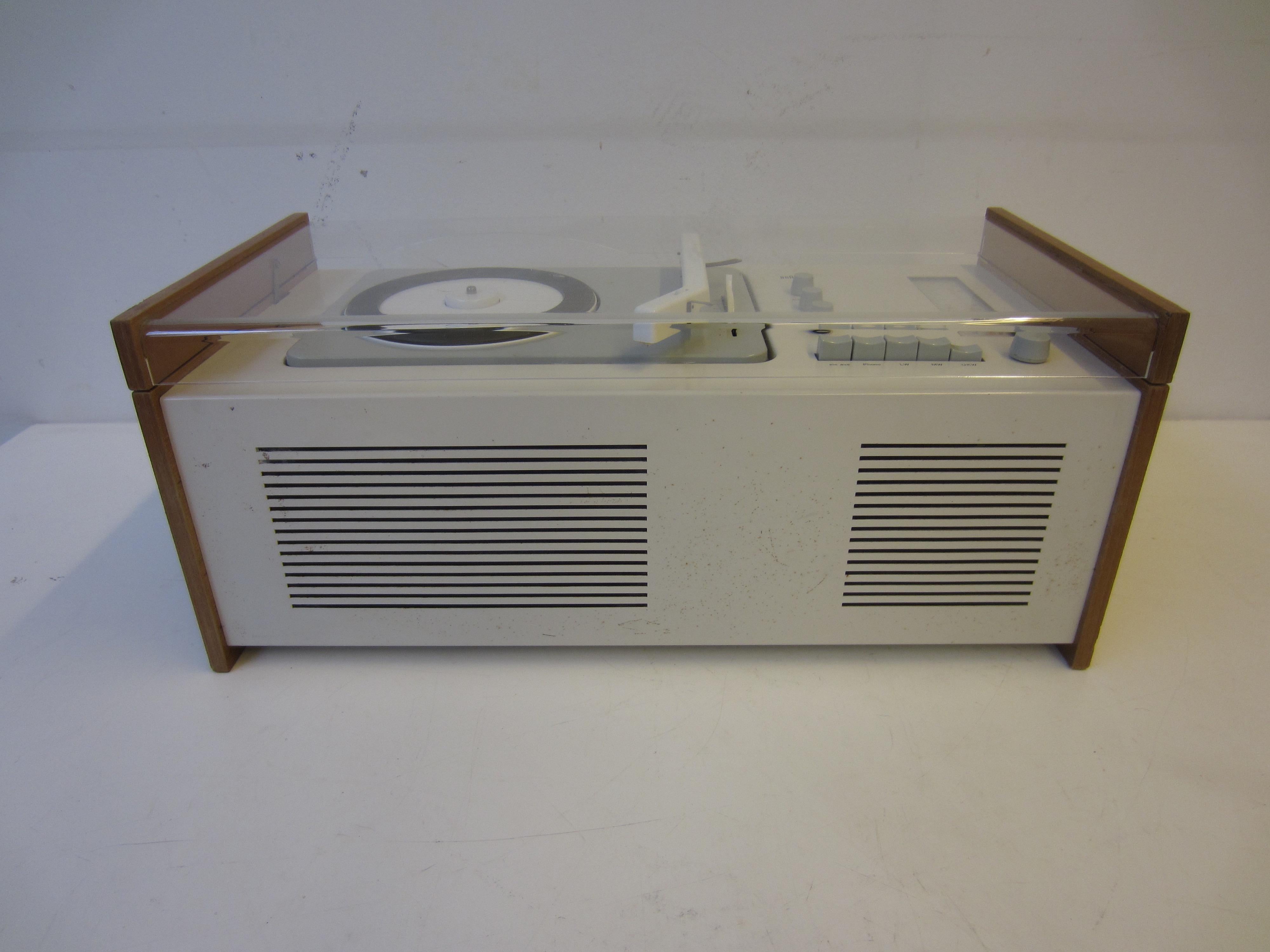 SK61 record player and L1 speaker designed by Dieter Rams and Hans Gugelot for Braun, 1966. The radio-phonograph combination is in excellent cosmetic condition, and full working order. Some oxidation marks on the front and side wood panels.
It has