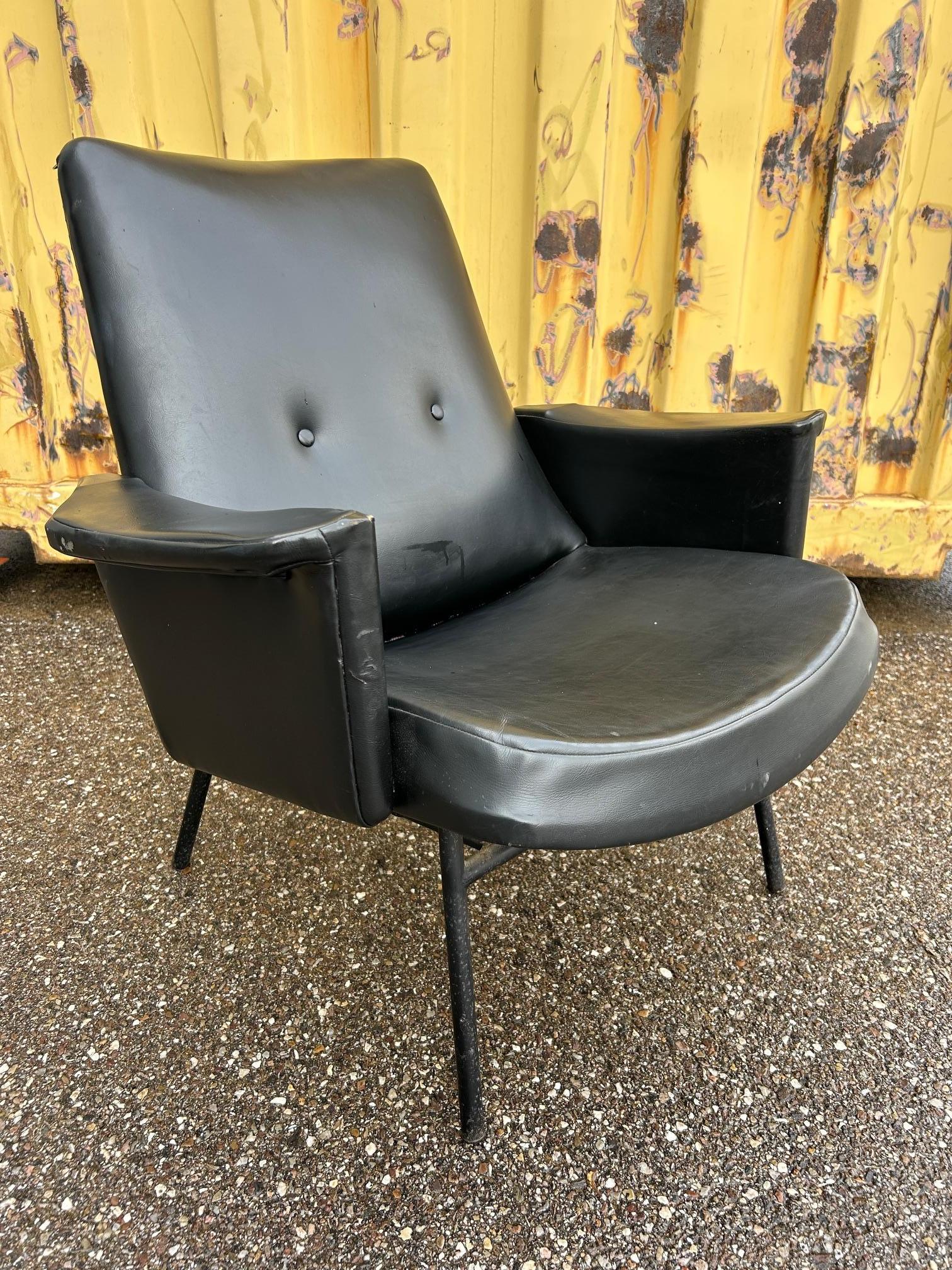 Poltrona modello sk 660 con seduta, schienale e braccioli imbottiti in schiuma rivestita in similpelle nera disposti su una struttura tubolare in metallo laccato nero che forma la base con accoglienza in gomma.
Edizione Steiner 1953 
Sedia in