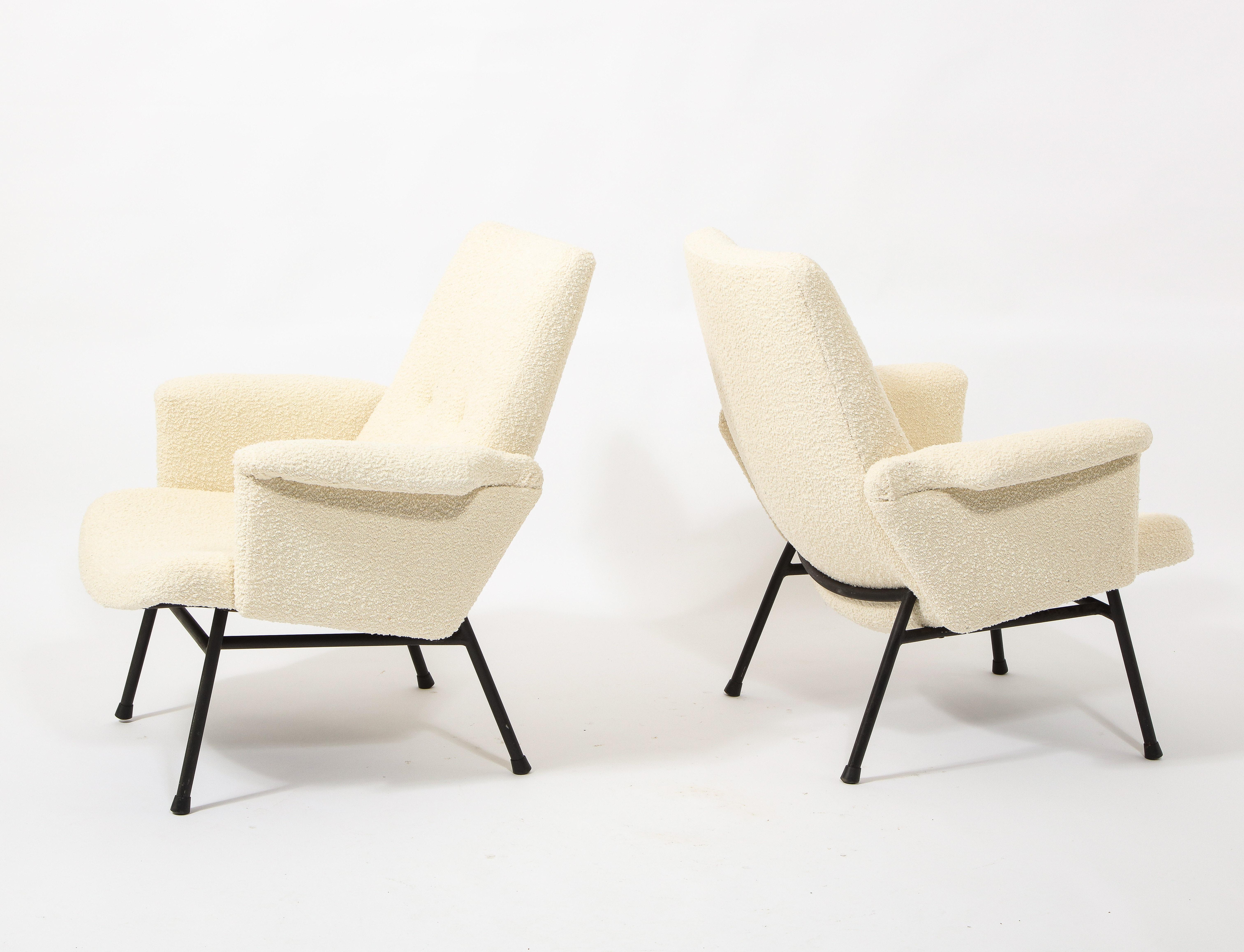 Editions Steiner. Black lacquered feet.
Freshly reupholstered in crème white bouclé by Bisson Bruneel.

Brass necks at the junction of armrests and back.